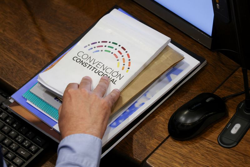 FOTO DE ARCHIVO. Un integrante de la Convención Constitucional sostiene un cuaderno del organismo durante una sesión en Santiago, Chile. Noviembre, 2021. REUTERS/Ivan Alvarado