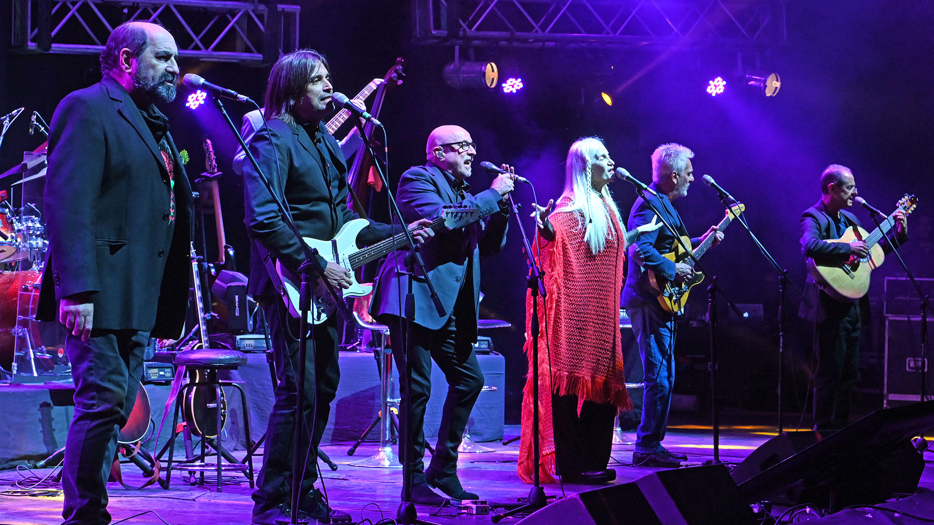 La Trova en el escenario, en una presentación reciente