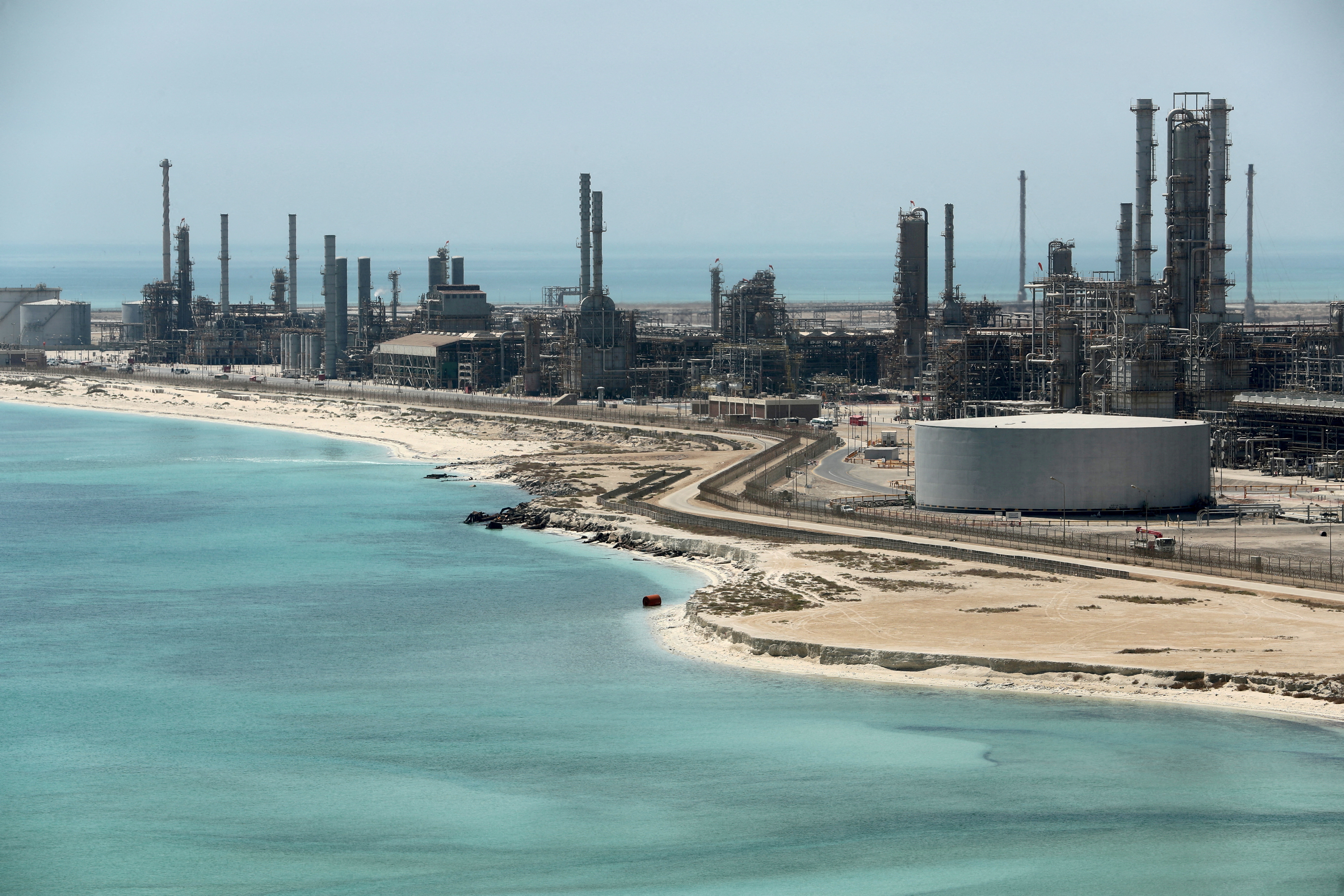 FOTO DE ARCHIVO: Vista general de la refinería y terminal petrolera Ras Tanura de Saudi Aramco en Arabia Saudita. REUTERS/Ahmed Jadallah/File Photo