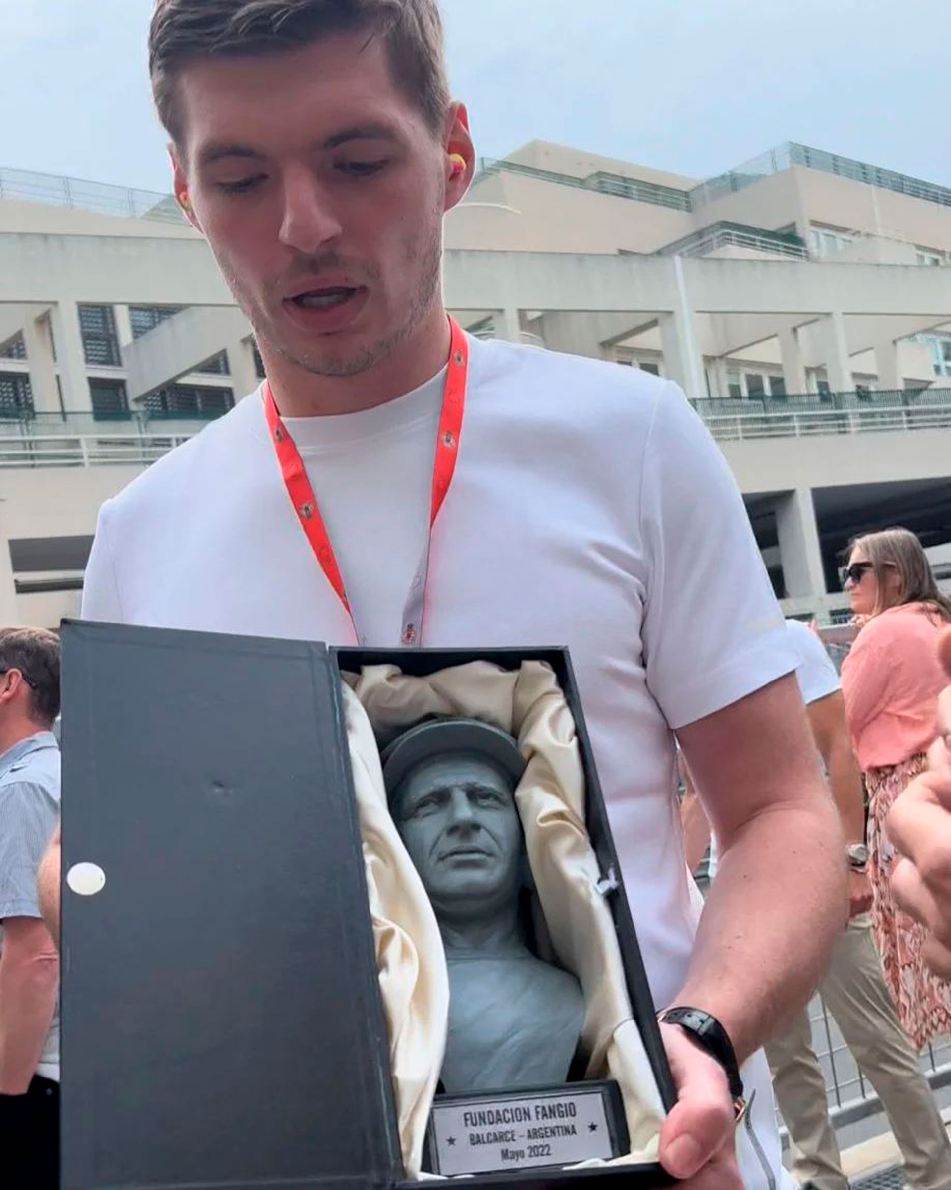 Max muestra la ofrenda de la Fundación Fangio (@museo_fangio)