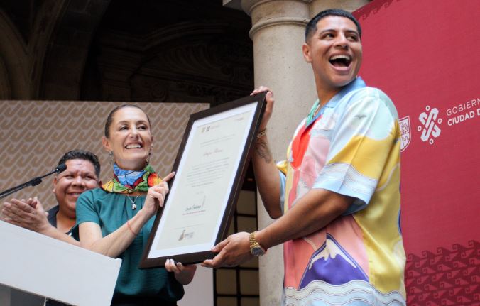 Claudia Sheinbaum otorgó reconocimiento a Grupo Firme por su contribución a la música popular (Foto: Twitter/@claudiashein)