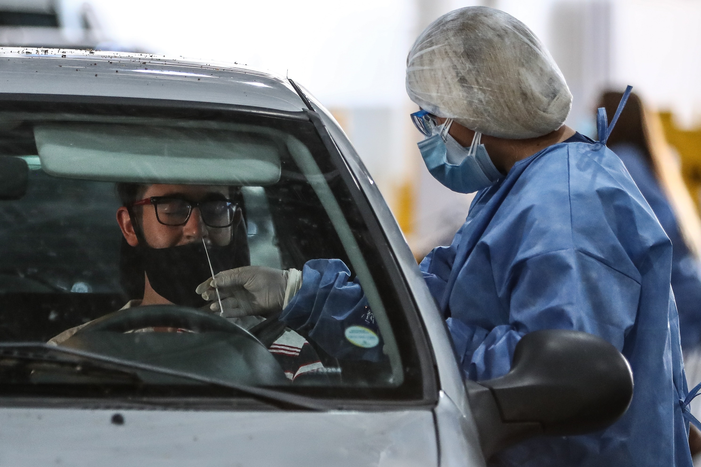 En ciudad de Buenos Aires, el aumento de casos confirmados de COVID-19 por fecha de inicio de síntomas fue del 205% durante las últimas dos semanas/ EFE/Juan Ignacio Roncoroni/Archivo