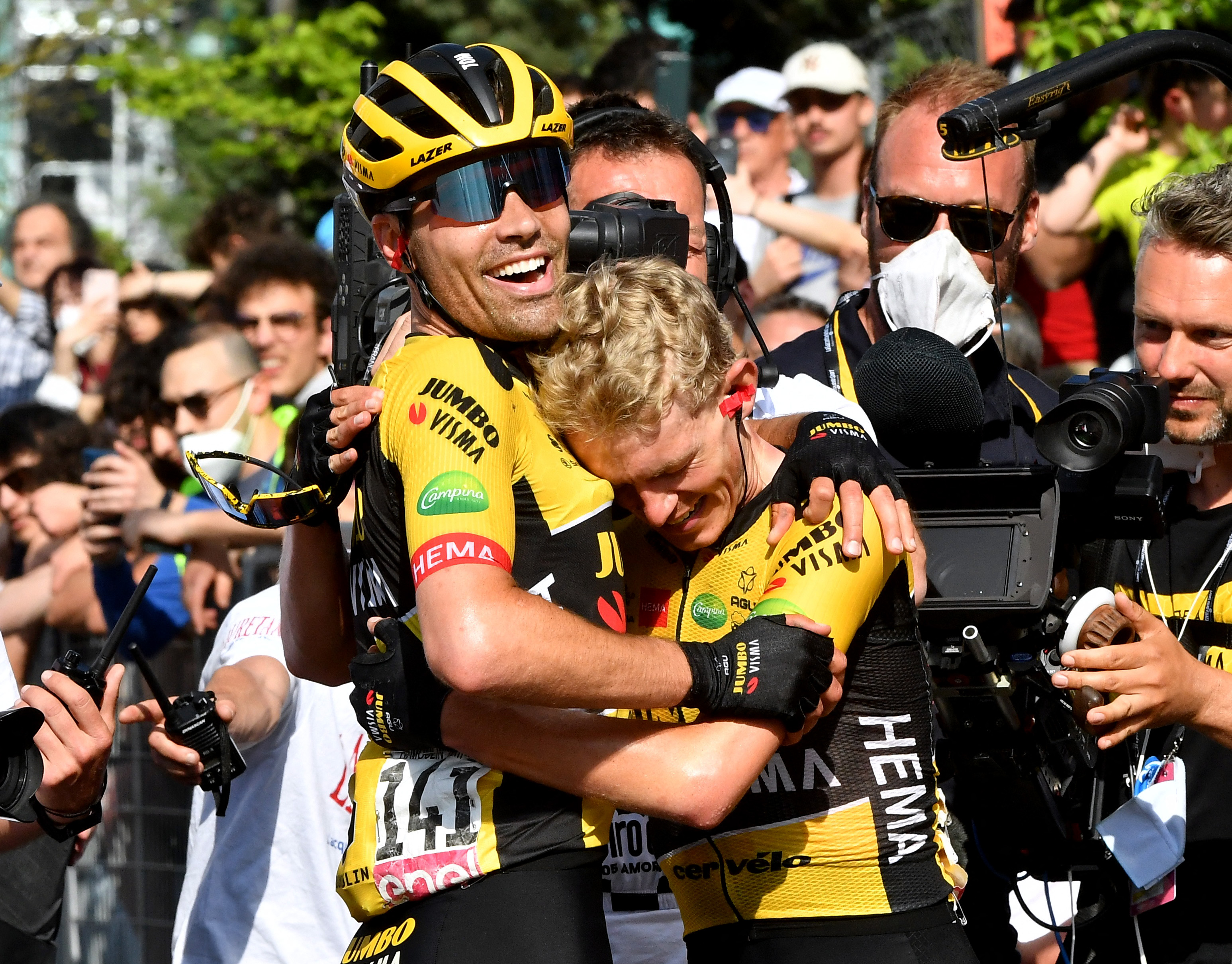 Los corredores Koen Bouwman y Tom Dumoulin celebran tras la etapa. Foto: REUTERS/Jennifer Lorenzini
