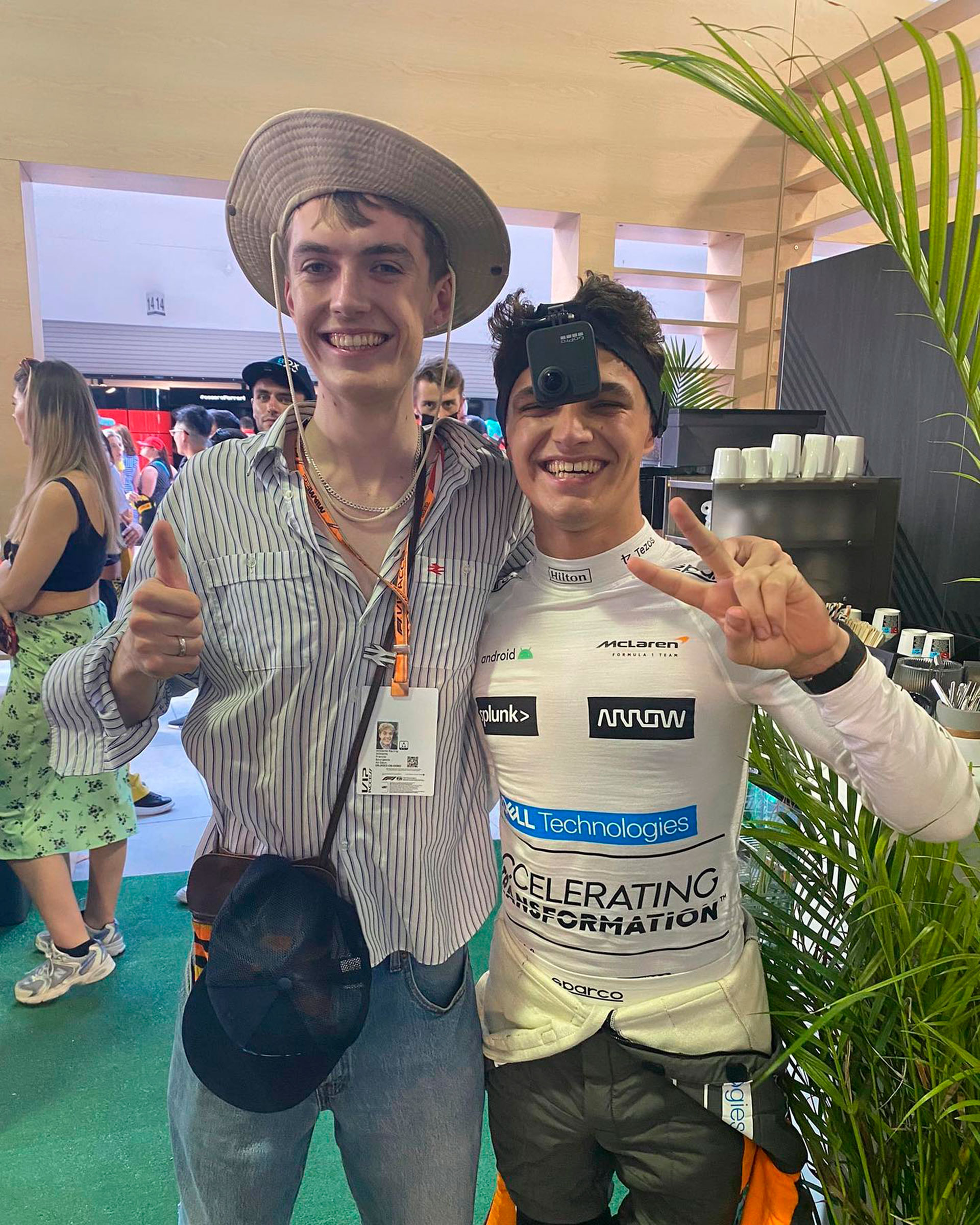 Russell se pasó por los boxes con una cámara en la cabeza. El inglés pidió perdón por su conducta (@landonorris)