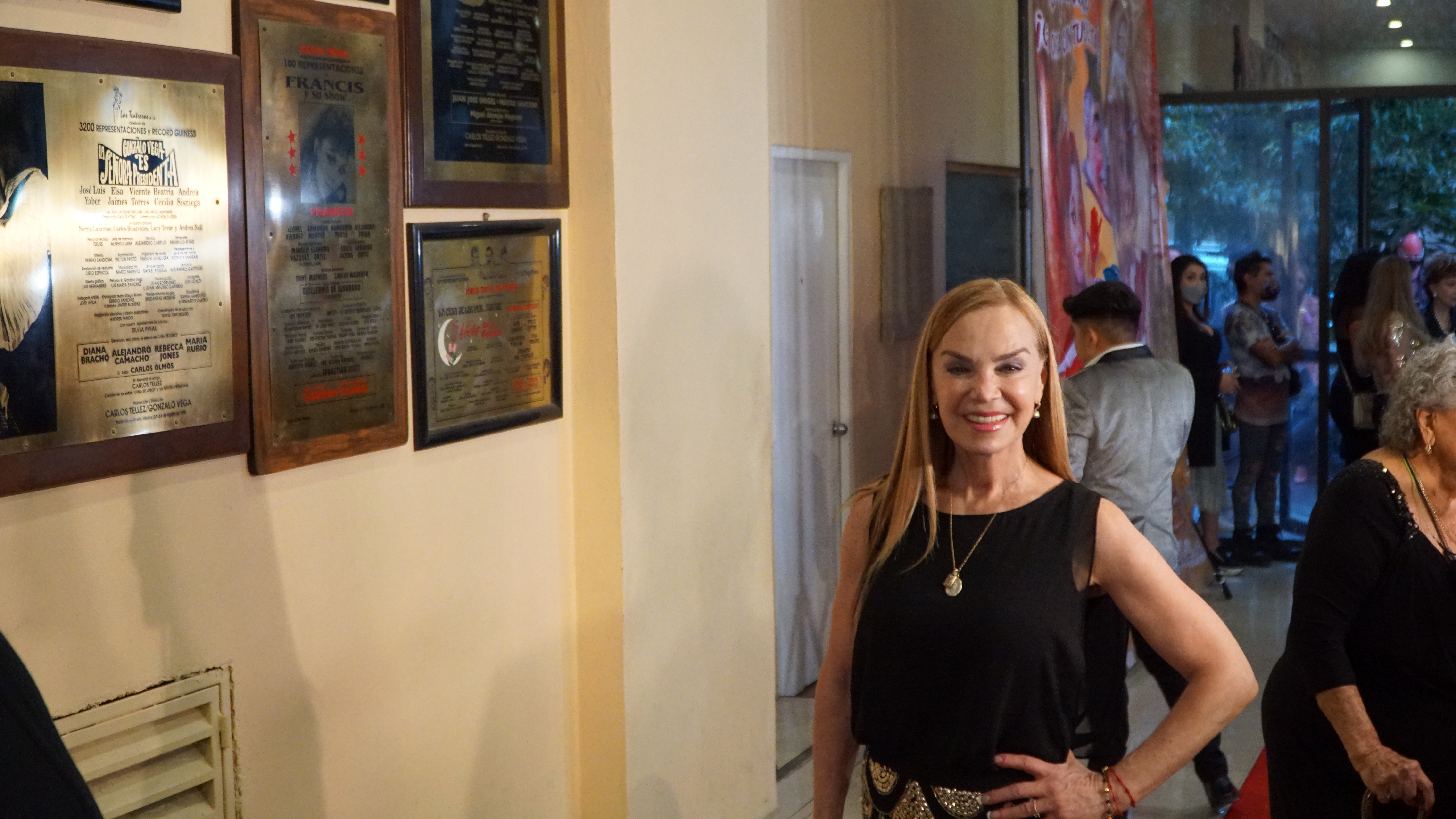 La actriz Gaby Goldsmith fue una de las primeras por desfilar en la alfombra roja del evento (Foto: Lalo Cano)