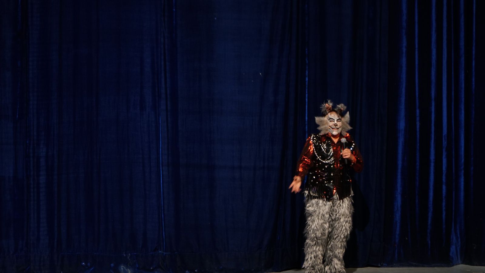 Carlos Ignacio salió a dar el anuncio de que la diva no se presentaría en la función (Foto: Infobae/Eduardo Altamirano)