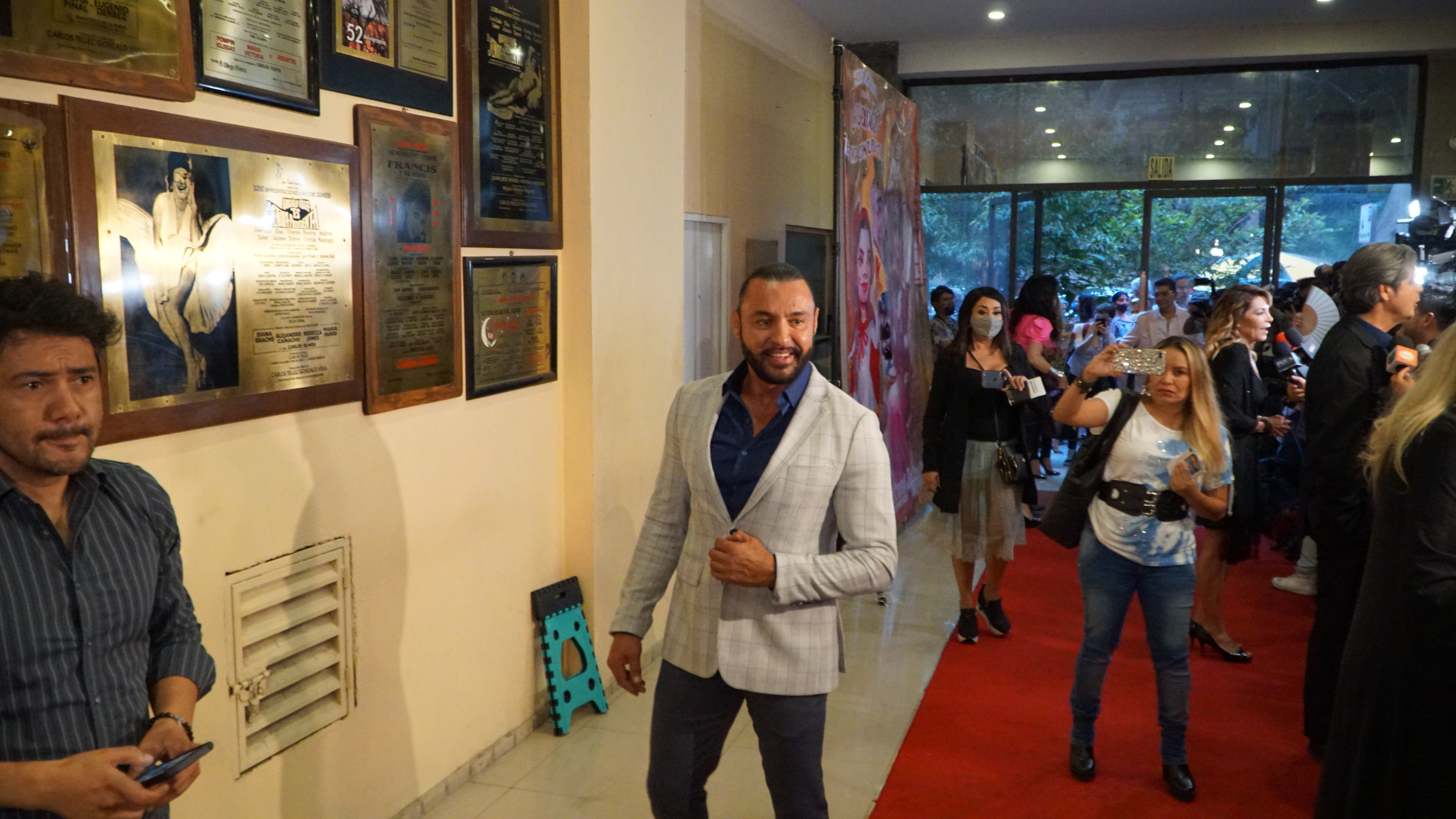 Latin Lover llegó acompañado de la periodista Addis Tuñón (Foto: Lalo Cano)