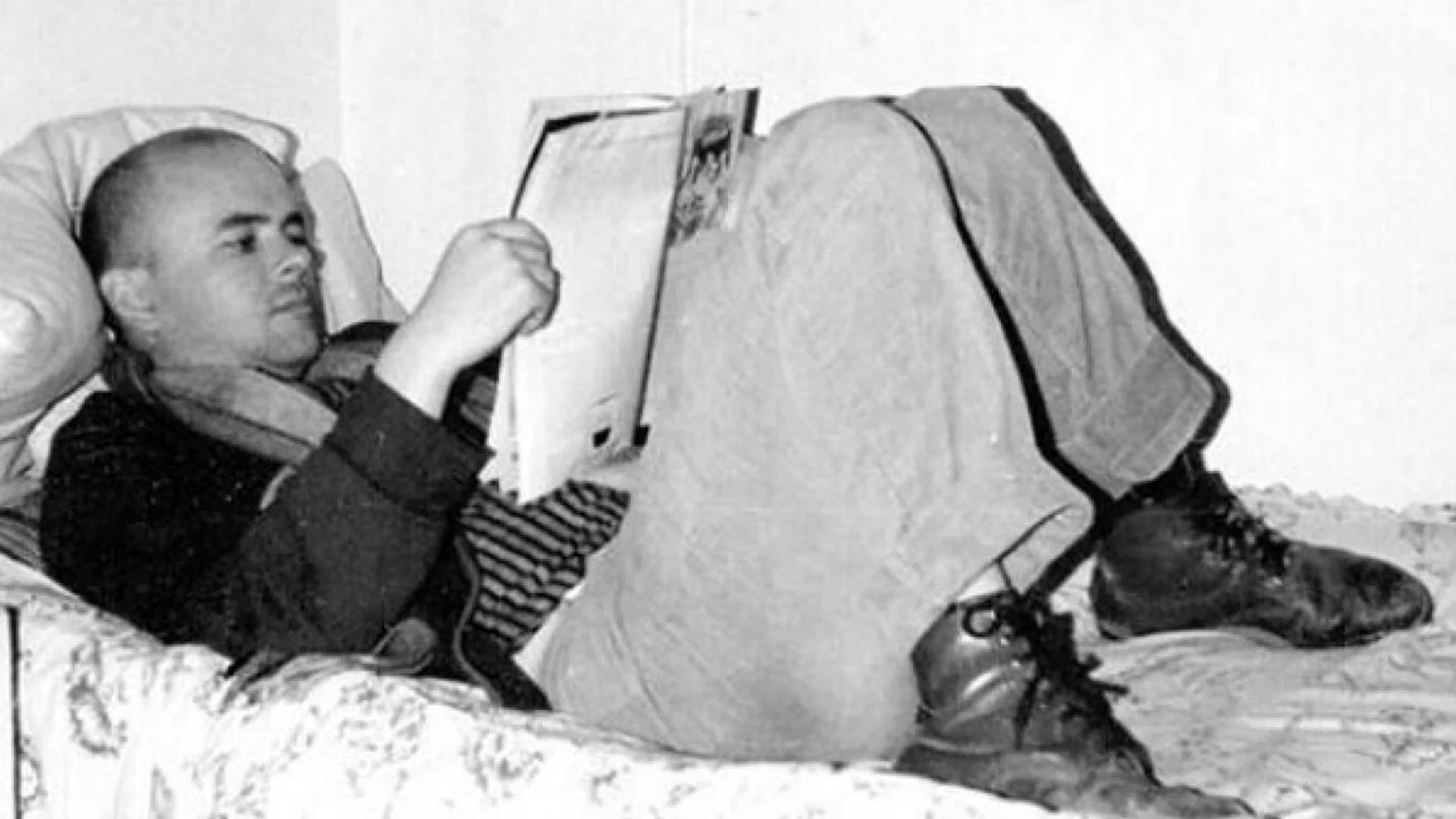 Luca Prodan, quien vivió en Inglaterra a fines de los 70 y principios de los 80, fue cautivado por la música de Joy Division y los homenajeó en el primer disco de Sumo, "Divividos por la felicidad"