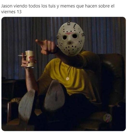 Meme de Jason de Viernes 13 riéndose con los memes en su sala. (Fotos/Twitter)