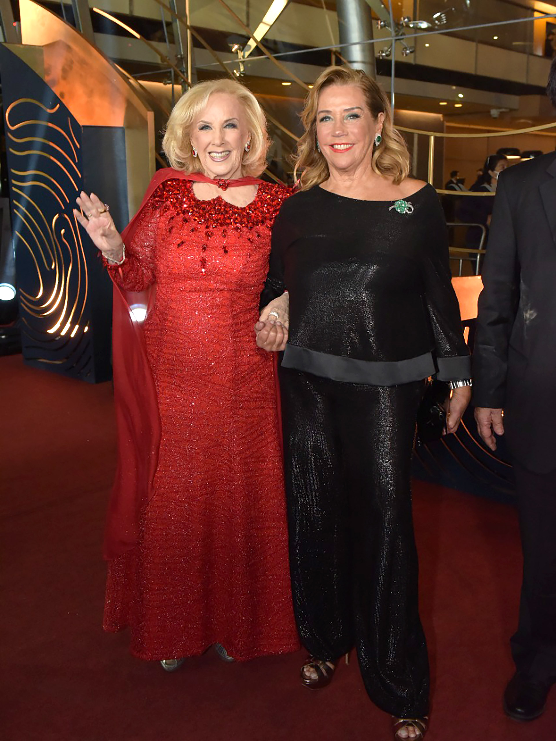 Mirtha Legrand, junto a su hija Marcela Tinayre, su nieta Juana Viale, y su bisnieta, Ámbar de Benedictis, estuvieron presentes en la famosa velada que premia a lo mejor de la televisión argentina (Gustavo Gavotti)