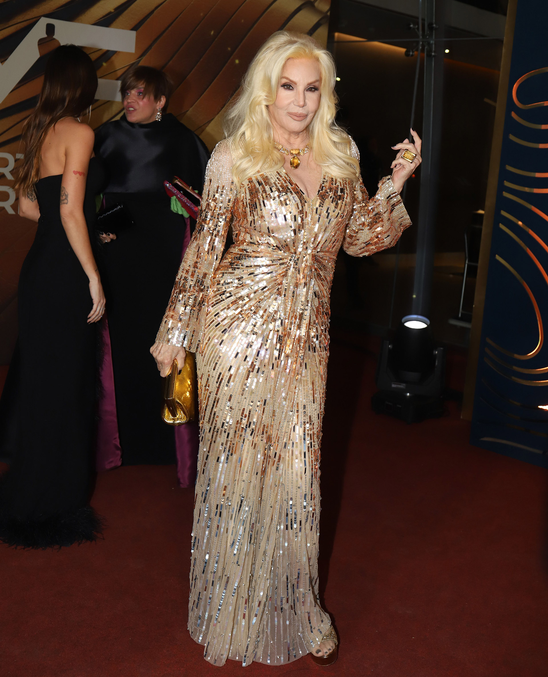 Susana Giménez lució un vestido en dorado realizado por Jenny Packham, además usó joyas a tono (RS Fotos)