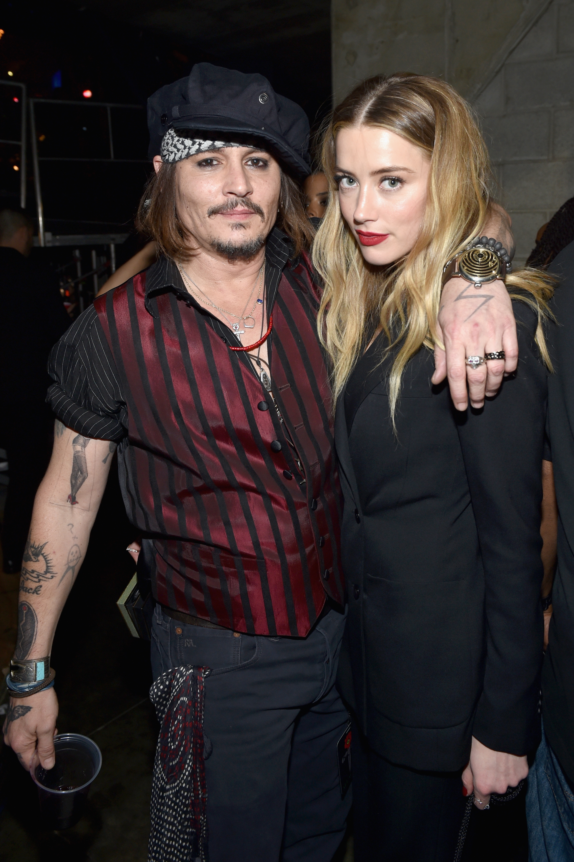 Johnny Depp y Amber Heard asisten a la 58.ª entrega de los premios Grammy en el Staples Center el 15 de febrero de 2016 en Los Ángeles, California (Getty Images)