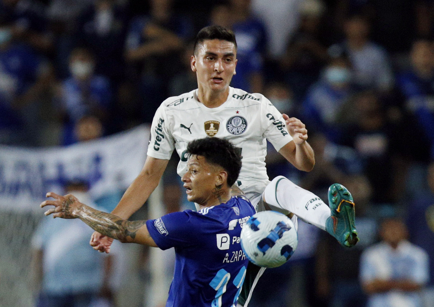 Soccer Football - Copa Libertadores - Group A - Emelec v Palmeiras - Estadio George Capwell, Guayaquil, Ecuador - April 27, 2022 Palmeiras' Eduard Atuesta in action with Emelec's Alexis Zapata REUTERS/Santiago Arcos