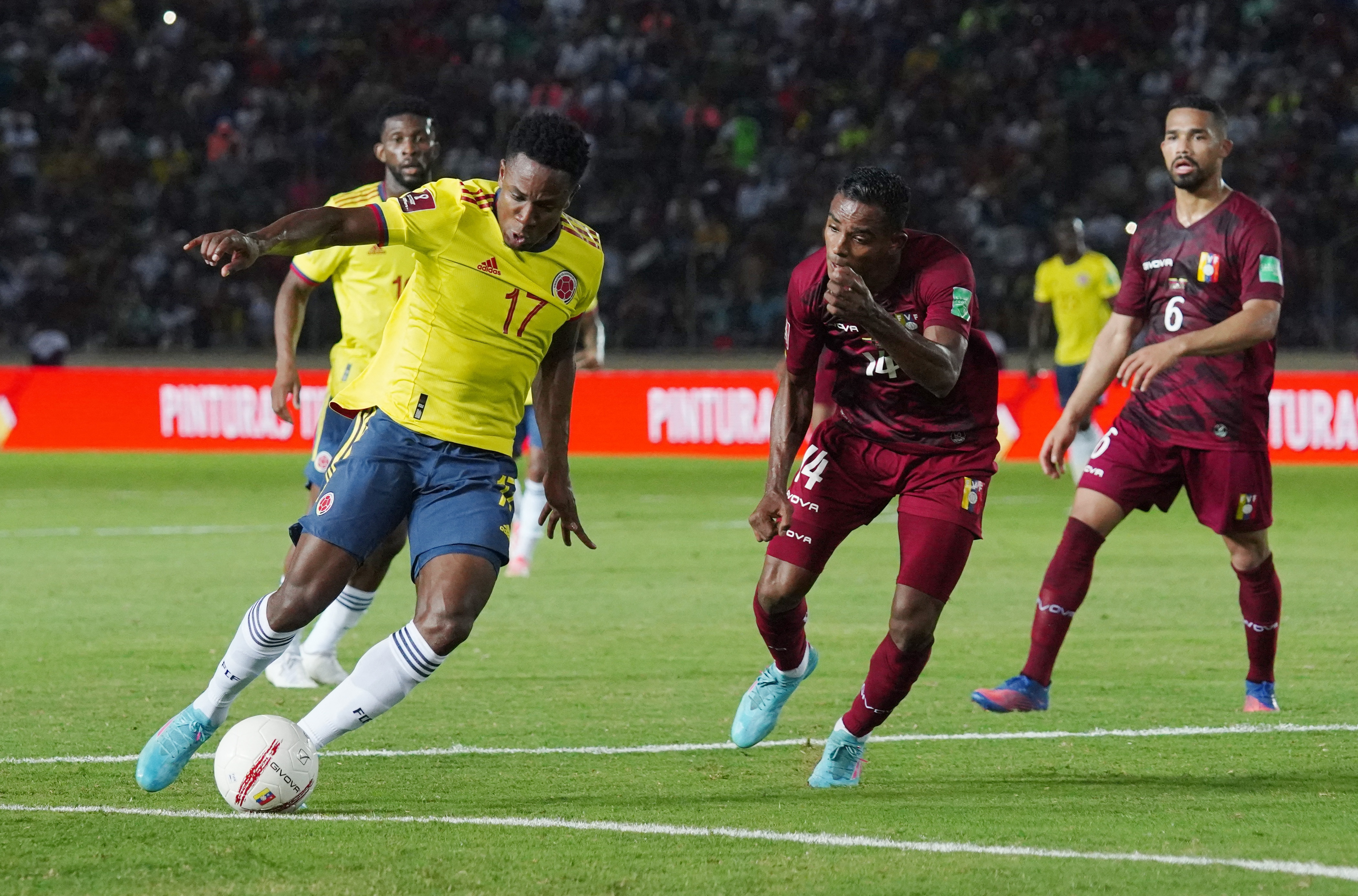 Soccer Football - World Cup - South American Qualifiers - Venezuela v Colombia - Estadio Cachamay, Ciudad Guayana, Venezuela - March 29, 2022 Colombia's Luis Sinisterra in action with Venezuela's Oscar Gonzalez REUTERS/Manaure Quintero
