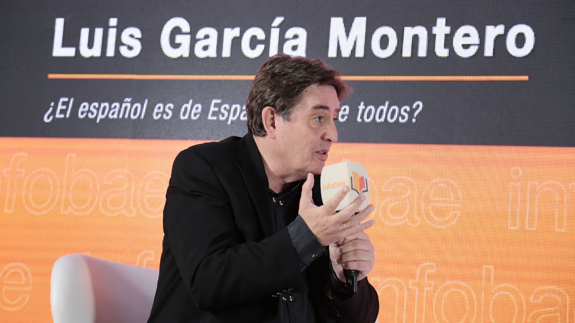 Luis García Montero de visita en el stand de Leamos no se privó de recitar a Lorca (Foto: Luciano González)