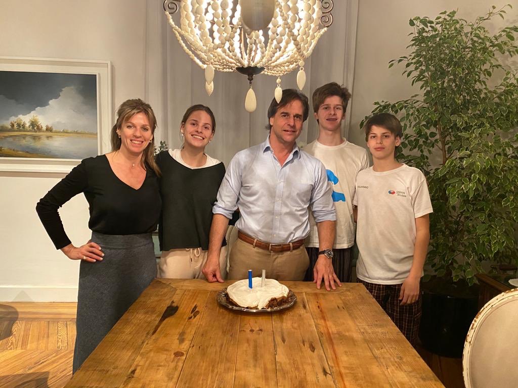 Luis Lacalle Pou y su esposa Lorena Ponce de León, junto a sus hijos, durante la celebración de su cumpleaños 47 en agosto de 2020 (Twitter Lorena Ponce de León)