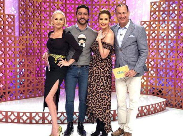 Michelle Vieth y 'El Potro' hicieron oficial su relación en el programa 'Tu casa TV' Foto: Instagram/@TucasaTv