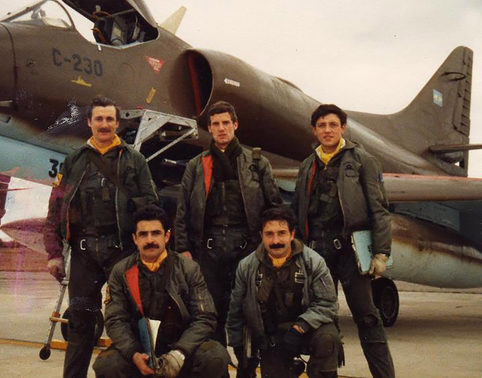 Los Halcones. de pie: Teniente Carlos Alfredo Rinke, Alférez Hugo Gómez, Alférez Rubén Vottero. En cuclillas: Capitán Pablo Marcos Carballo, Primer Teniente Carlos Eduardo Cachón
