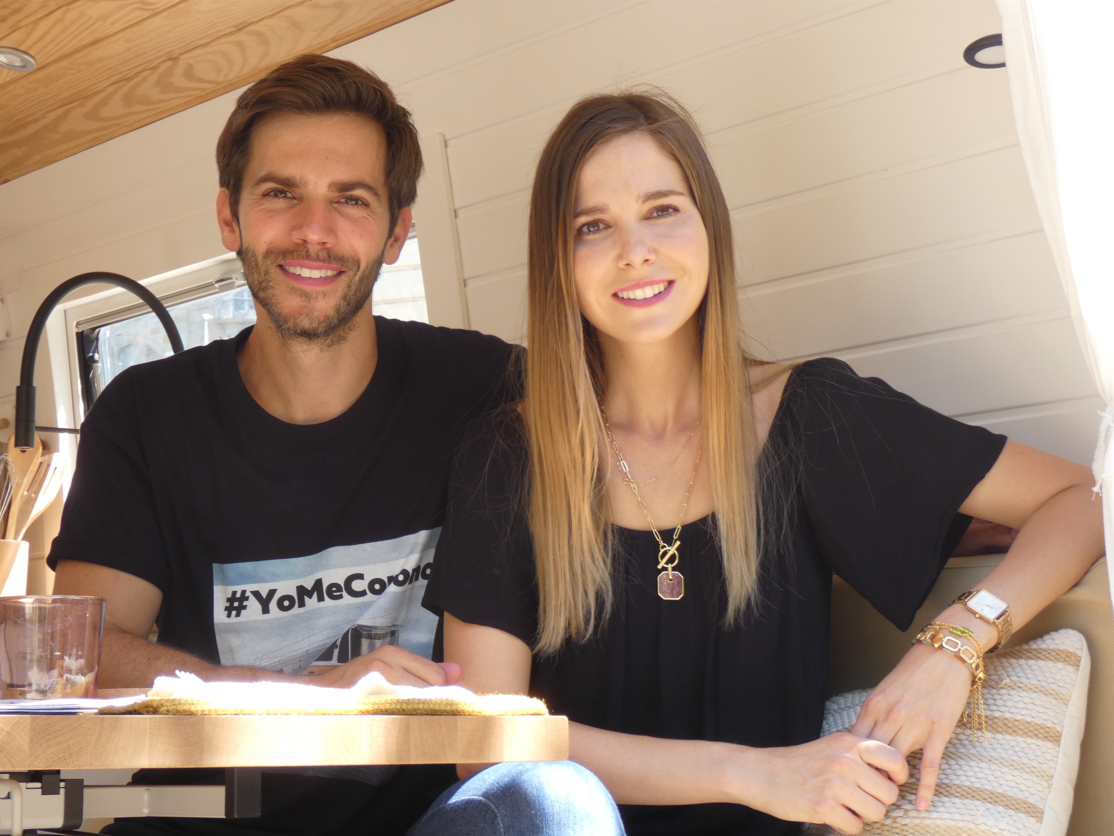 Marc Clotet junto a su esposa y compañera de elenco, Natalia Sánchez