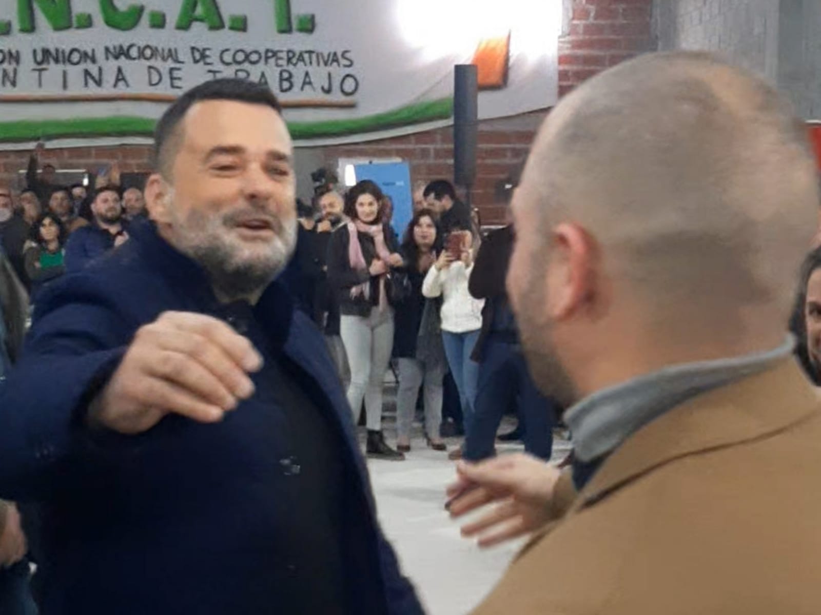 Daniel Menéndez, líder de Somos Barrios de Pie y subsecretario de Promoción de la Economía Social y Desarrollo Local, recibiendo a Martín Guzmán