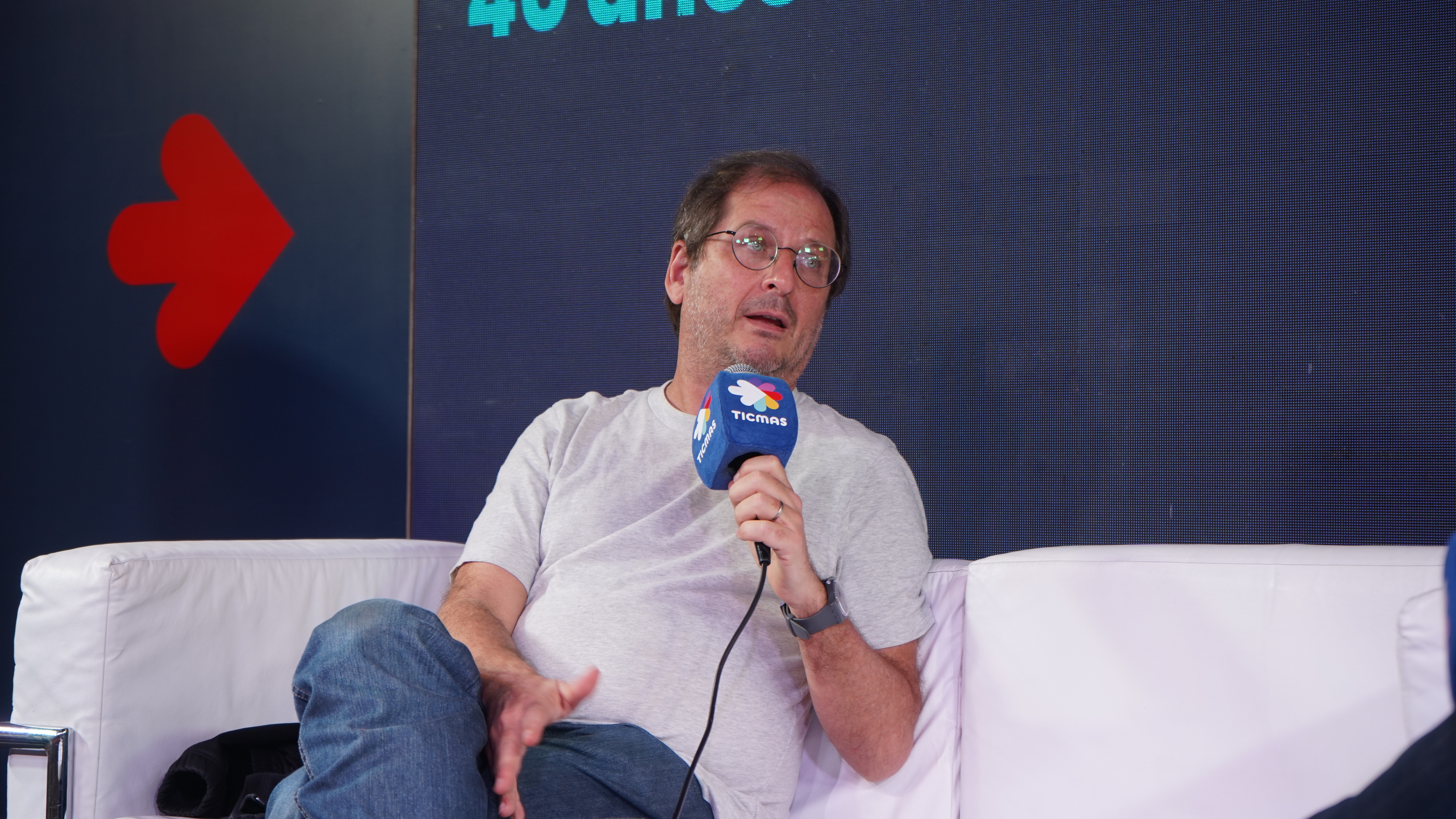 Martín Kohan en el auditorio de Ticmas junto a Esteban Castromán
