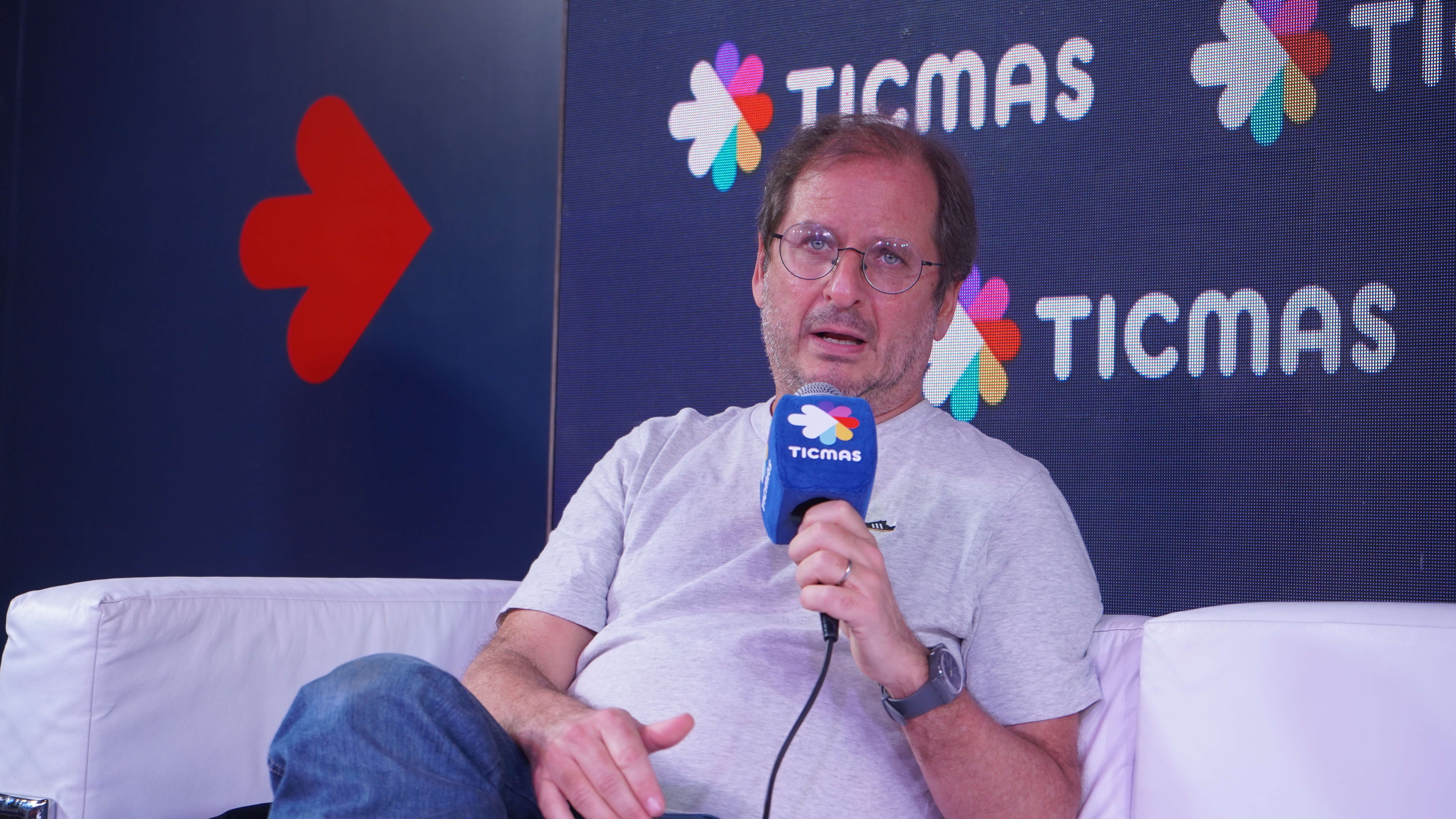 Martín Kohan en el auditorio de Ticmas junto a Esteban Castromán