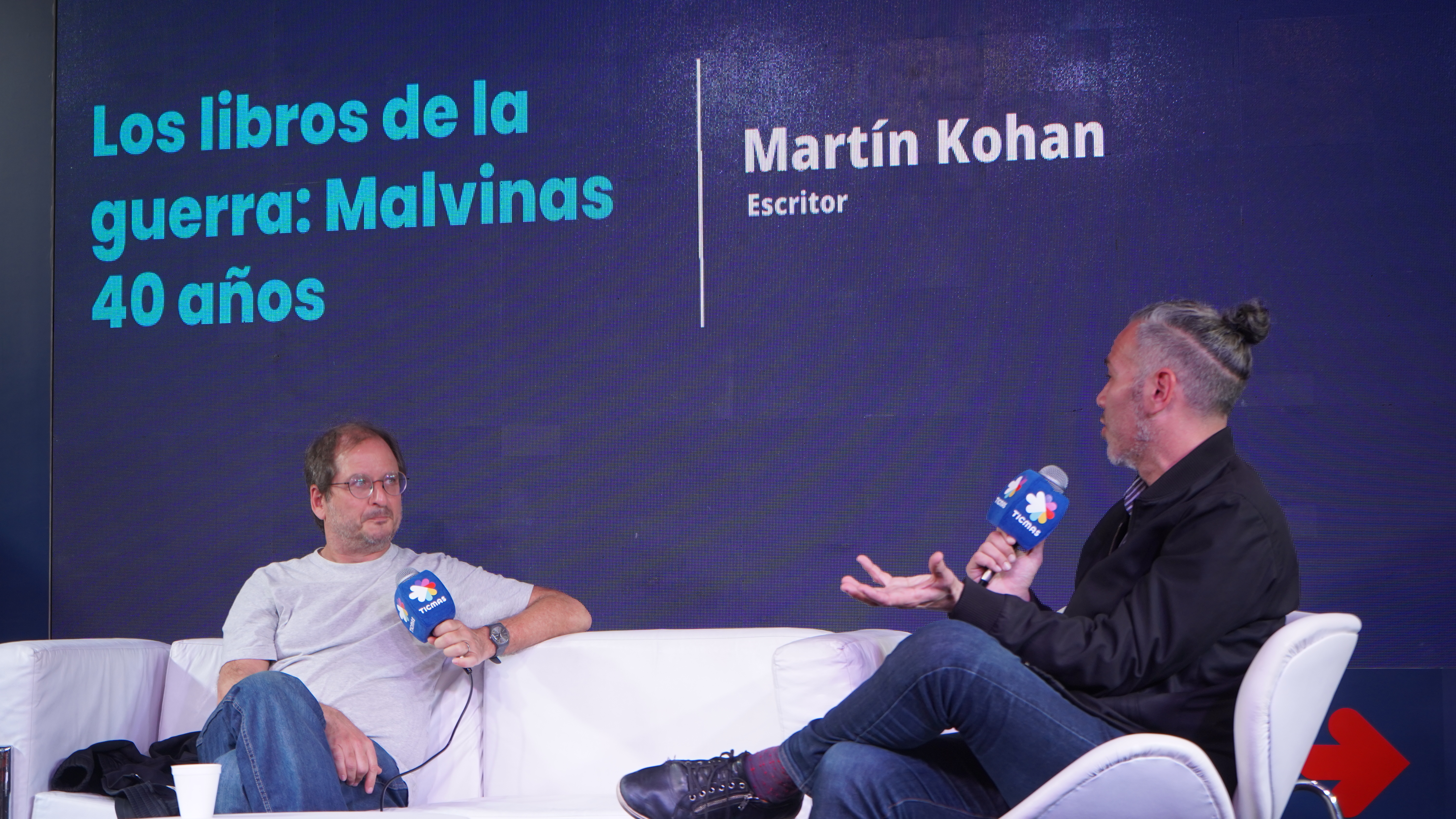 Martín Kohan en el auditorio de Ticmas junto a Esteban Castromán