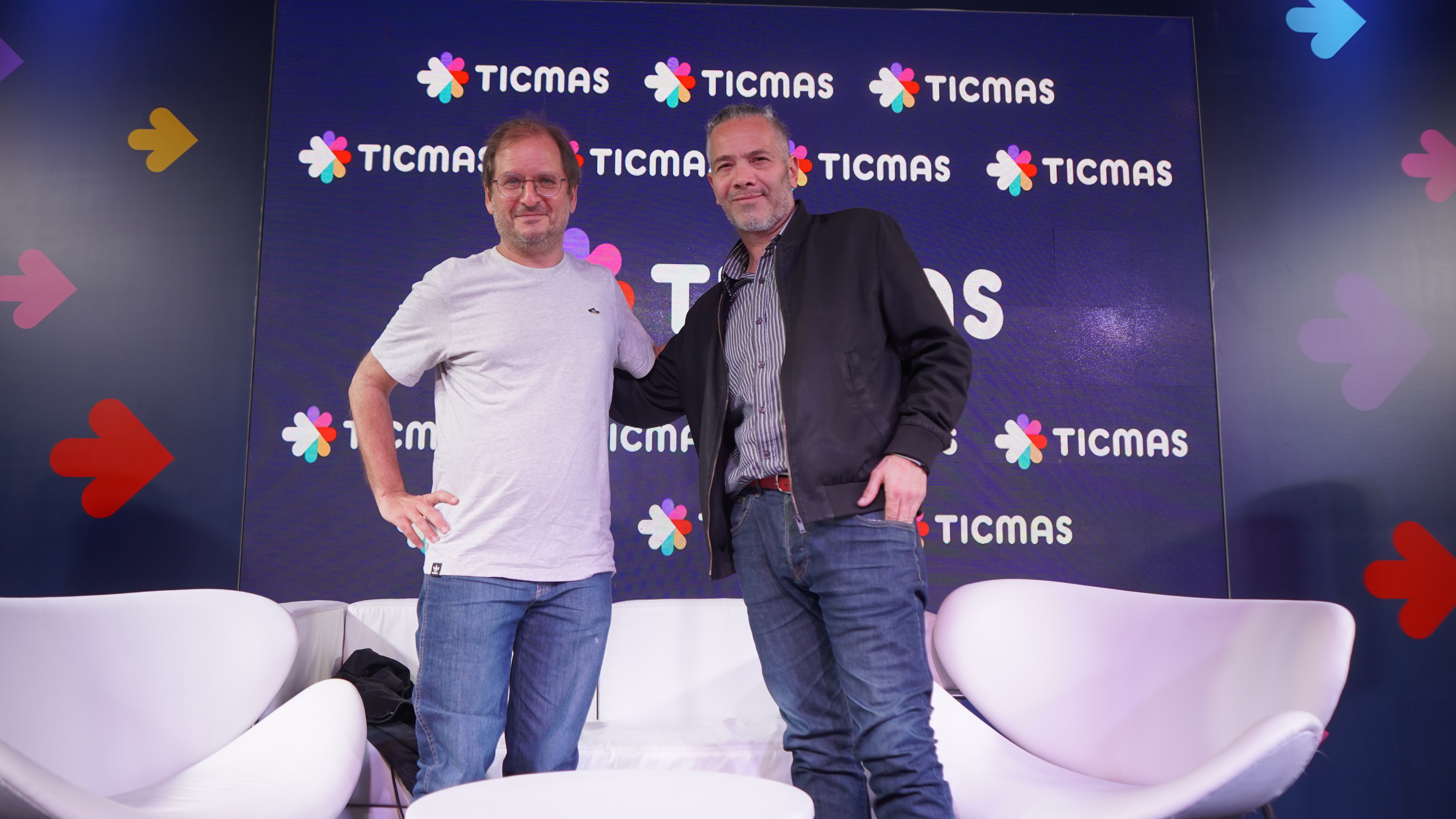 Martín Kohan en el auditorio de Ticmas junto a Esteban Castromán