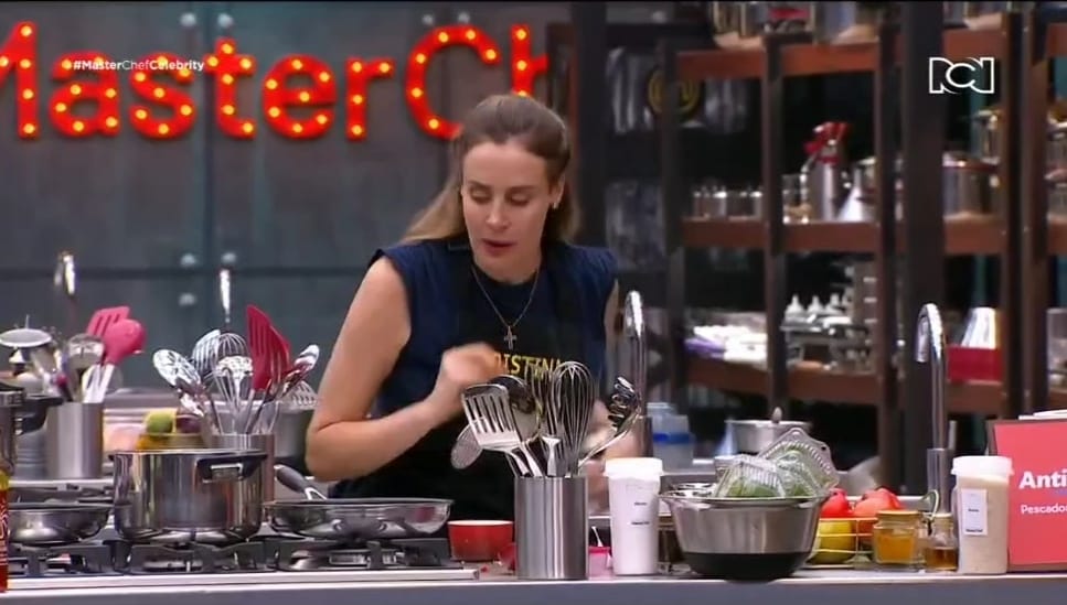 Christina Campuzando ejecutando la preparación mientras pedía a sus compañeros que le dejaran de hablar para no desconcentrarse. Tomada de Canal RCN en vivo