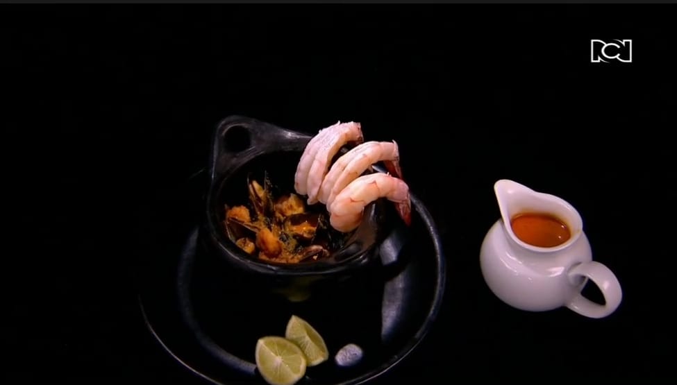 Christina Campuzano presentó una preparación con langostinos crudos y los chefs no entendieron por qué puso el caldo aparte. Tomada de Canal RCN.