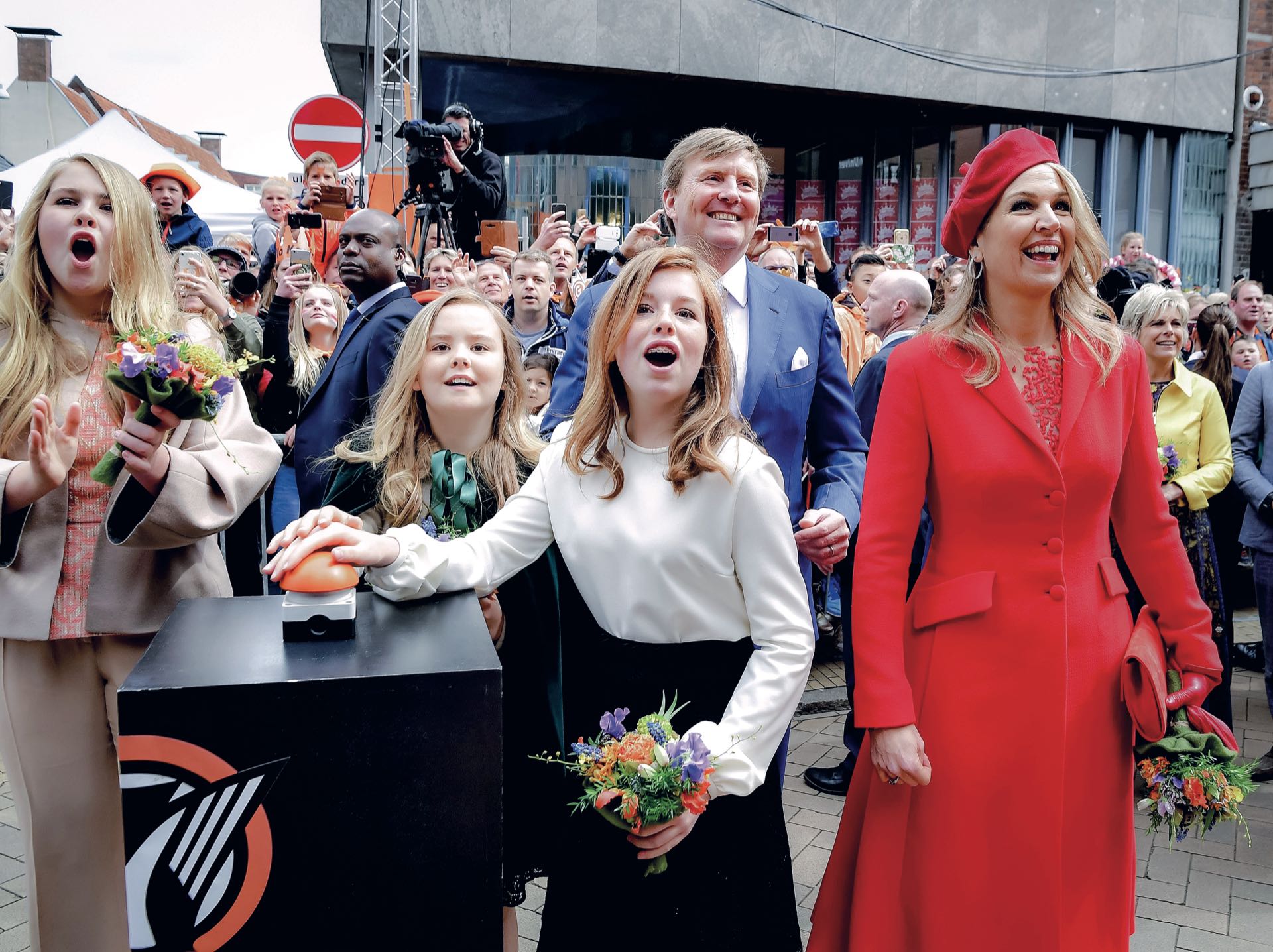 Junto a su marido, Guillermo Alejandro y sus tres hijas: Amalia, Alexia y Ariane (AFP)