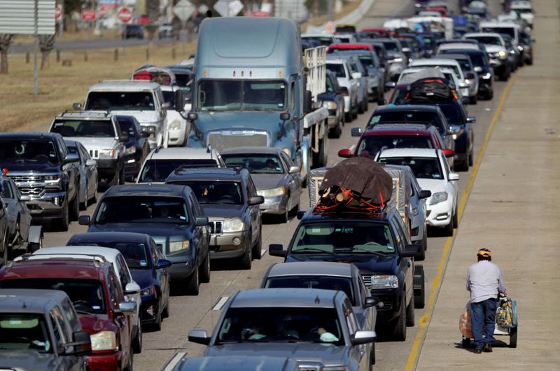 Imagen de archivo. Migrantes mexicanos y estadounidenses de origen mexicano hacen cola para cruzar la frontera entre Estados Unidos y México para celebrar la Navidad y la víspera de Año Nuevo con sus seres queridos en México, en Laredo, Texas, Estados Unidos. 19 de diciembre de 2020. REUTERS / Daniel Becerril