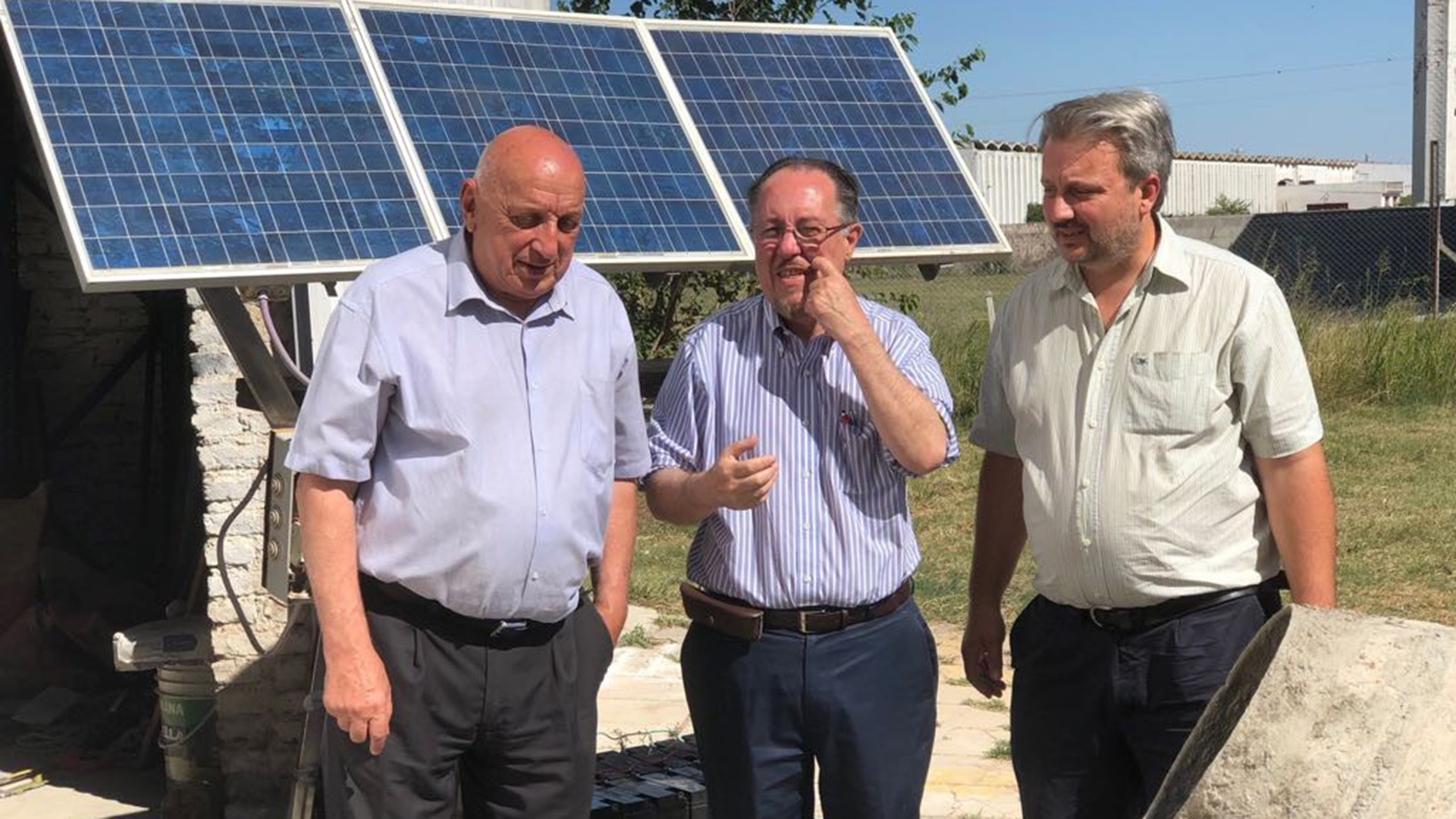 Cometto junto a su padre Raúl y el profesor chileno, Jaime Aleé (Gentileza SOL.AR y GCBA)