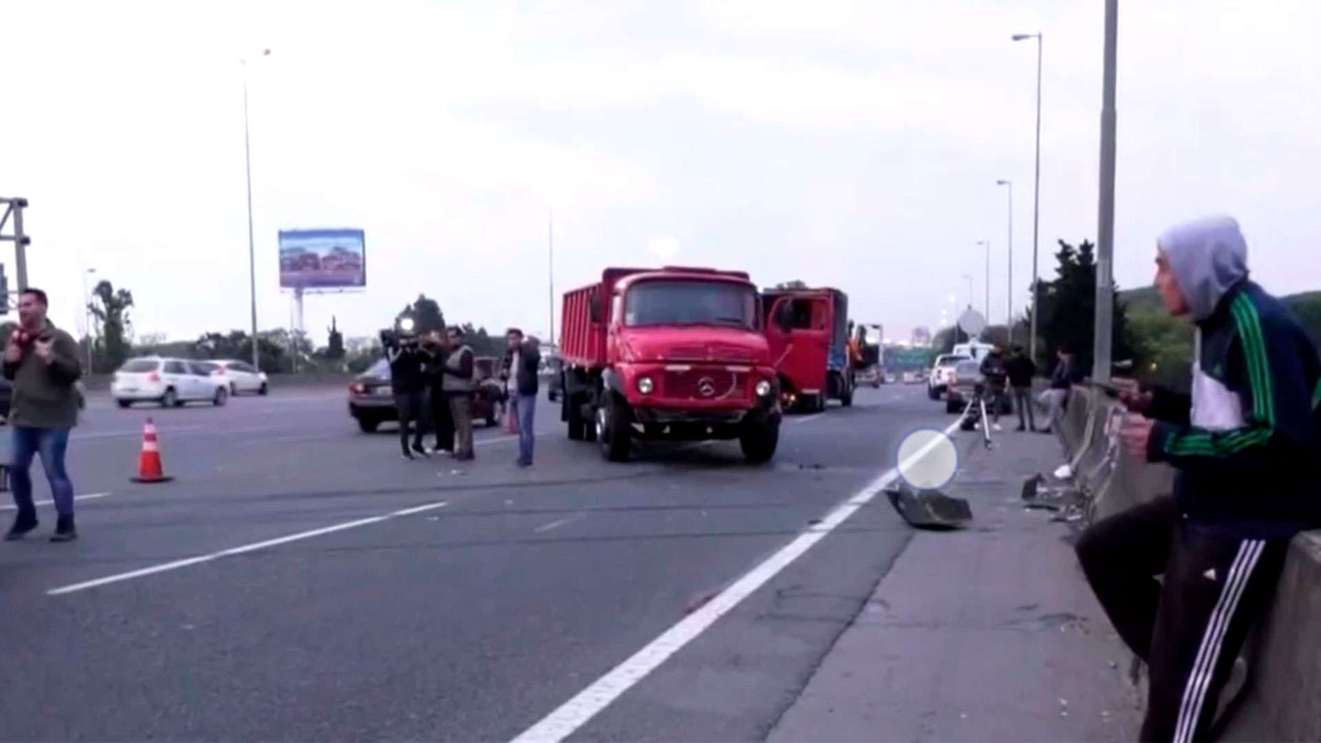El conductor del camión, que chocó al auto abandonado, resultó herido y fue trasladado al hospital de Vicente López (@alertatransito)
