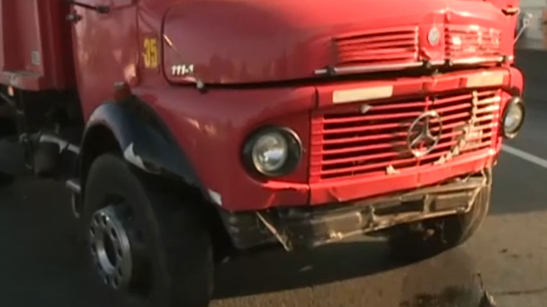 Tras el impacto, el camión chocó contra el guardarrail y quedó de contramano al tránsito