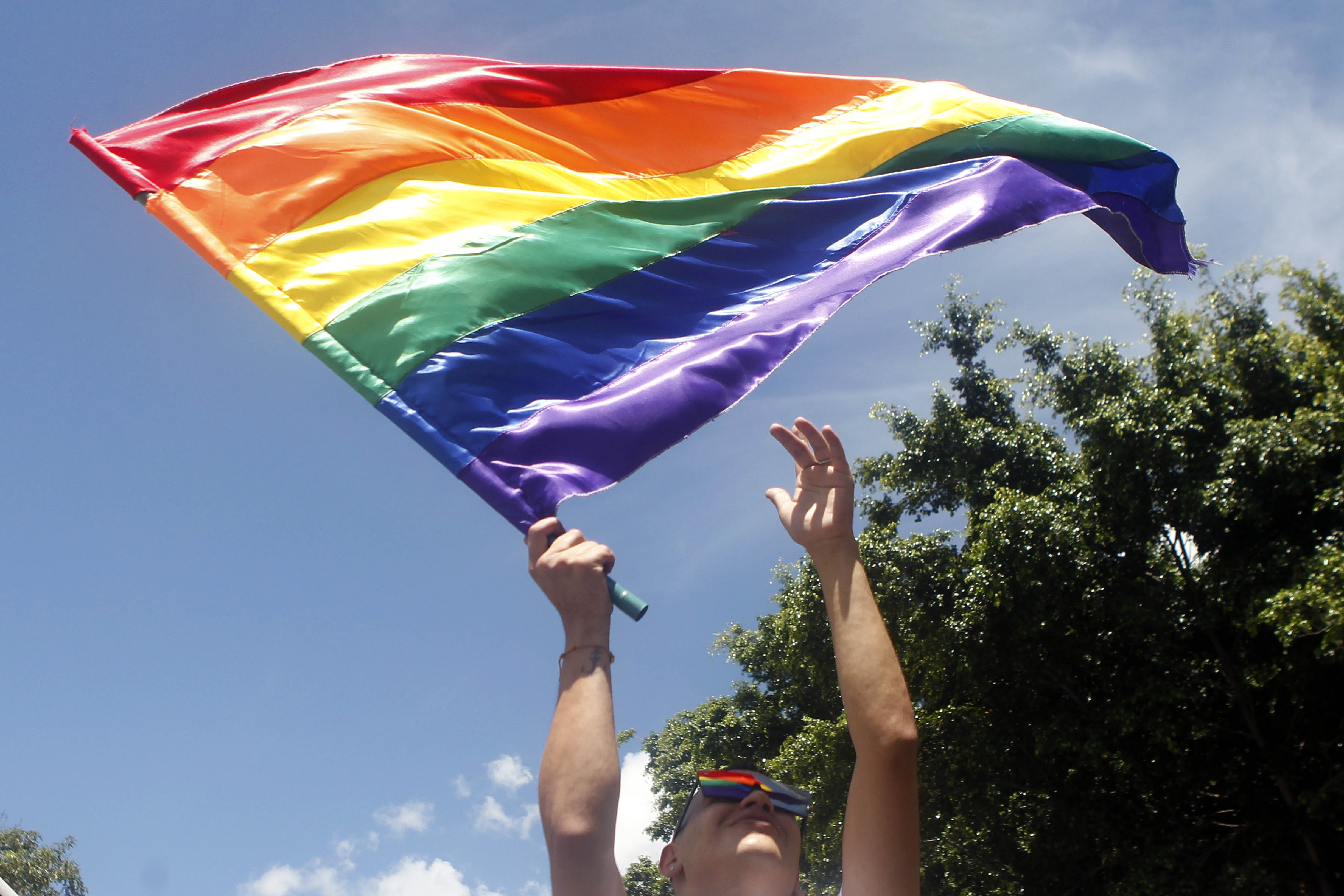 Un hombre agita una bandera LGBTI durante la marcha del orgullo gay el domingo 1 de julio de 2018, en Medellín (Colombia). EFE/Luis Eduardo Noriega A./Archivo