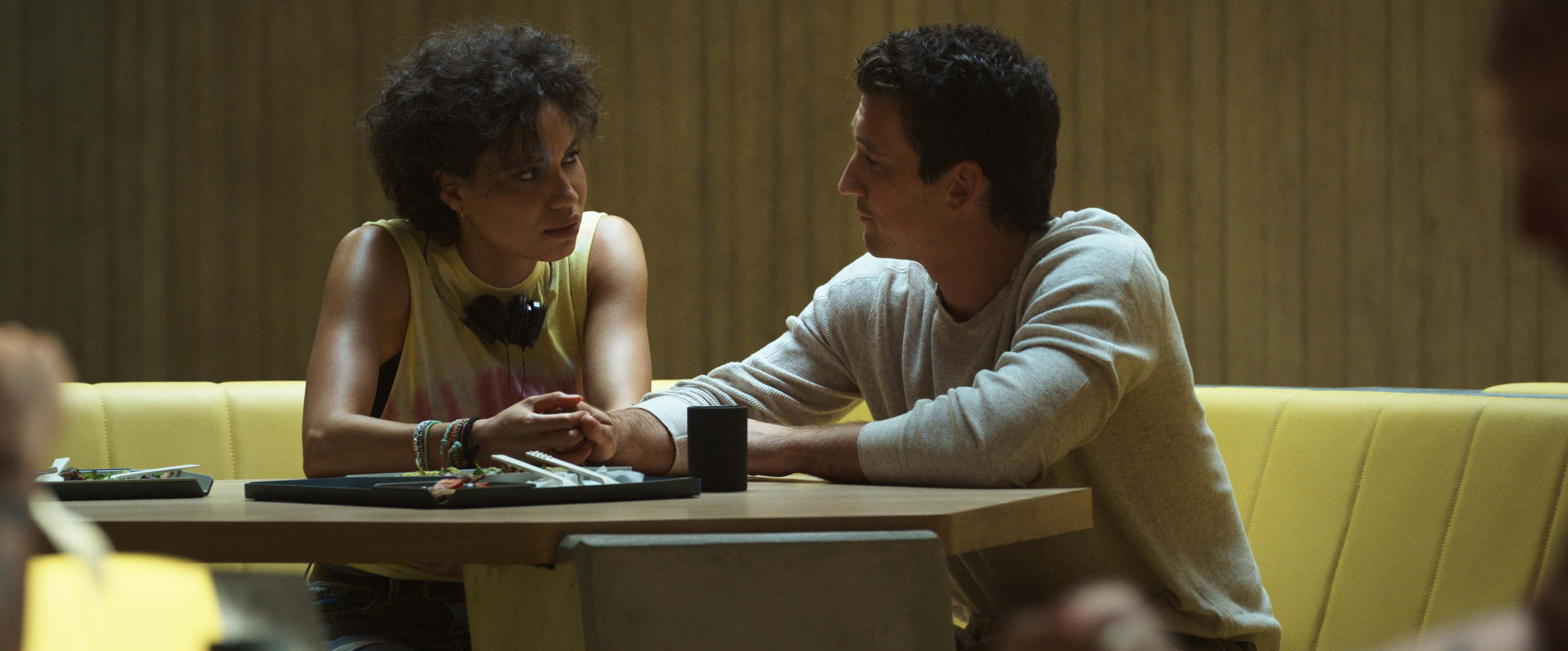 Jurnee Smollett es Lizzy y Miles Teller como Jeff en "La cabeza de la araña".( Netflix)