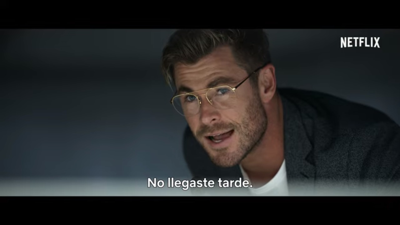 Chris Hemsworth es Steve Abnesti en "La cabeza de la araña". (Netflix)