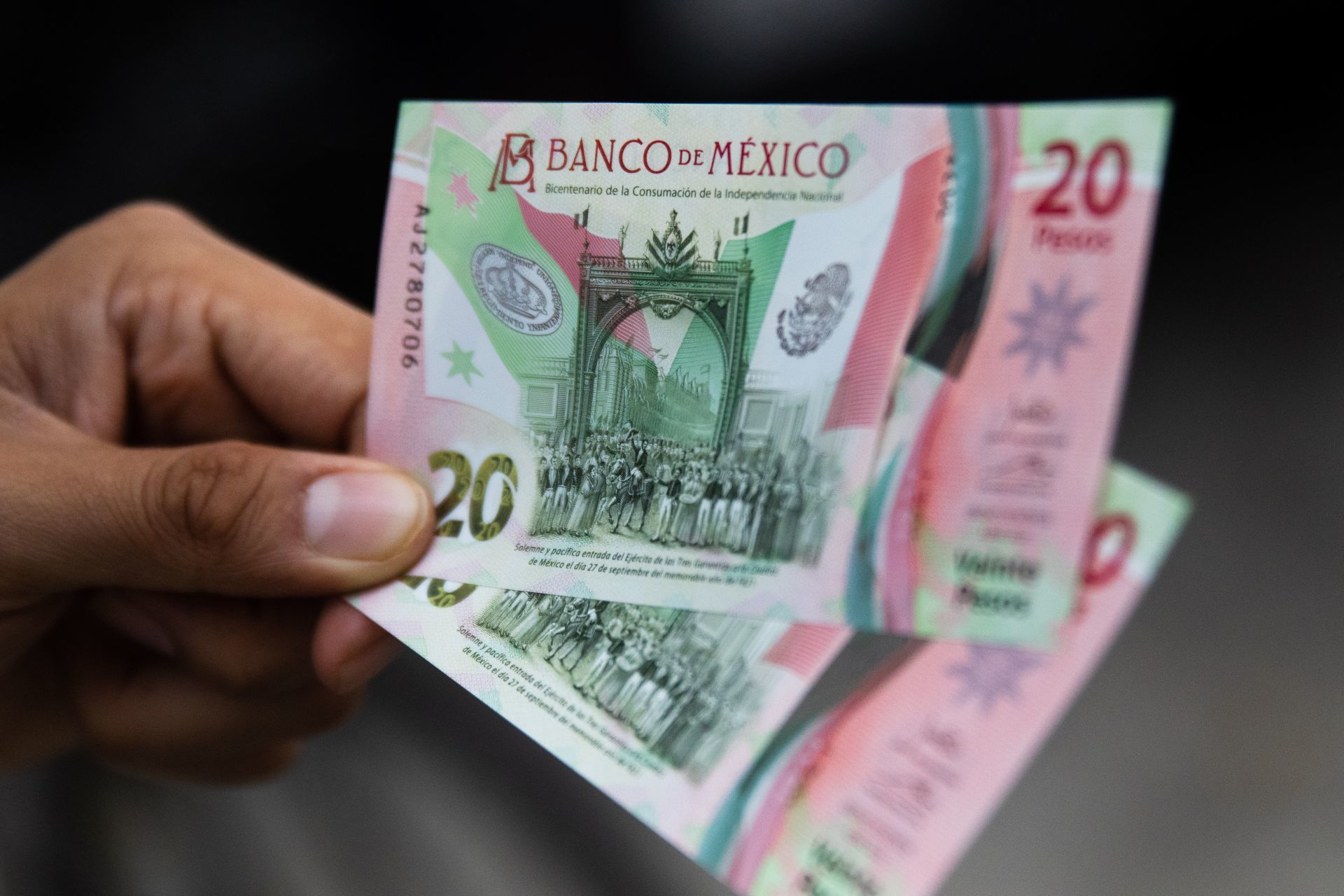 CIUDAD DE MÉXICO, 20OCTUBRE2021.- Ya se encuentra circulando el nuevo billete de 20 pesos que forma parte de los actos conmemorativos de los 200 años de la consumación de la Independencia de México, el ejemplar muestra en su cara frontal el grabado de la entrada del Ejército de las Tres Garantías a la Ciudad de México el día 27 de septiembre del de 1821; en su cara posterior muestra un grabado del ecosistema de manglares de la Reserva de la Biósfera Sian Ka'an, en Quintana Roo. FOTO: MOISÉS PABLO/CUARTOSCURO.COM