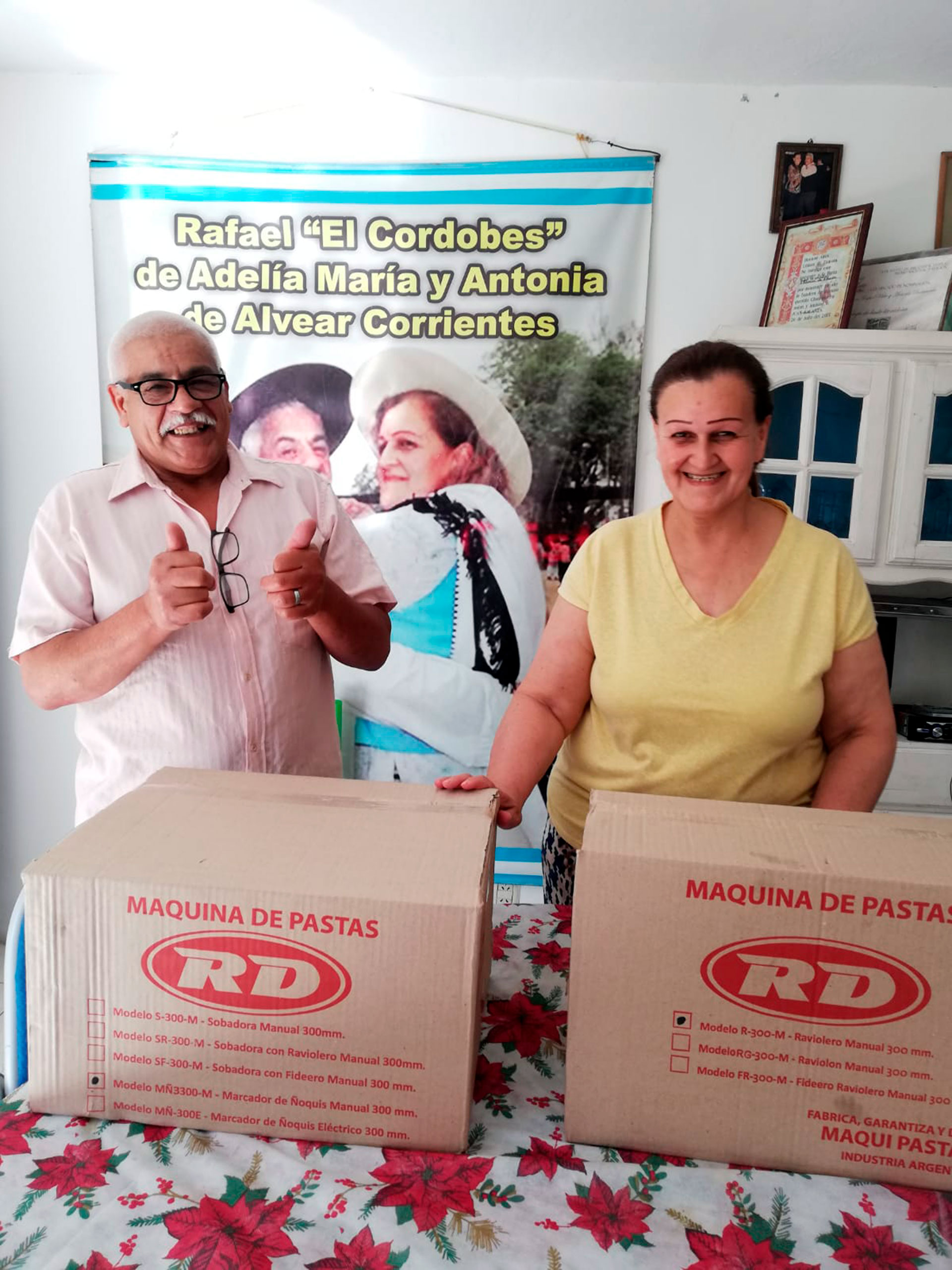 Rafael y Antonia, felices con las máquinas para fabricar pastas que les permitirán trabajar