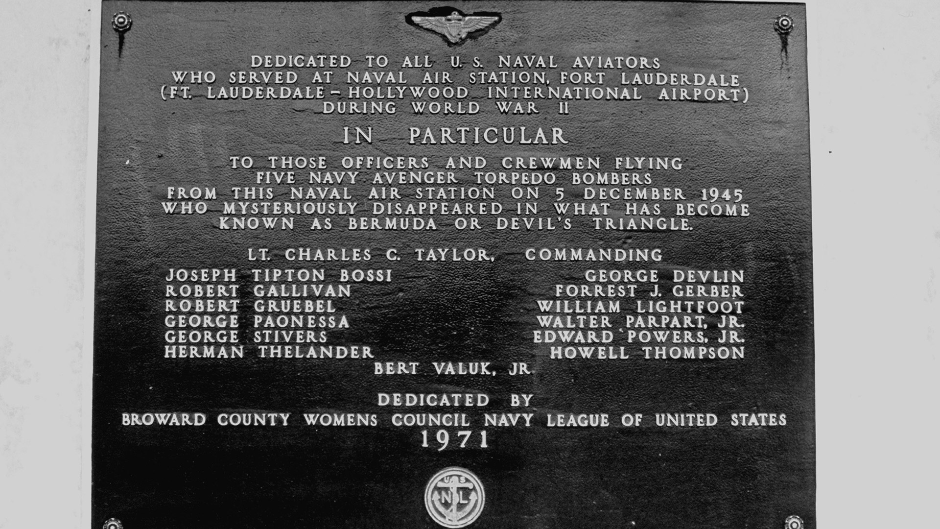 Placa conmemorativa de los 14 militares que se perdieron en las aguas aquel 5 de diciembre de 1945 (Photo by Acey Harper/Getty Images)