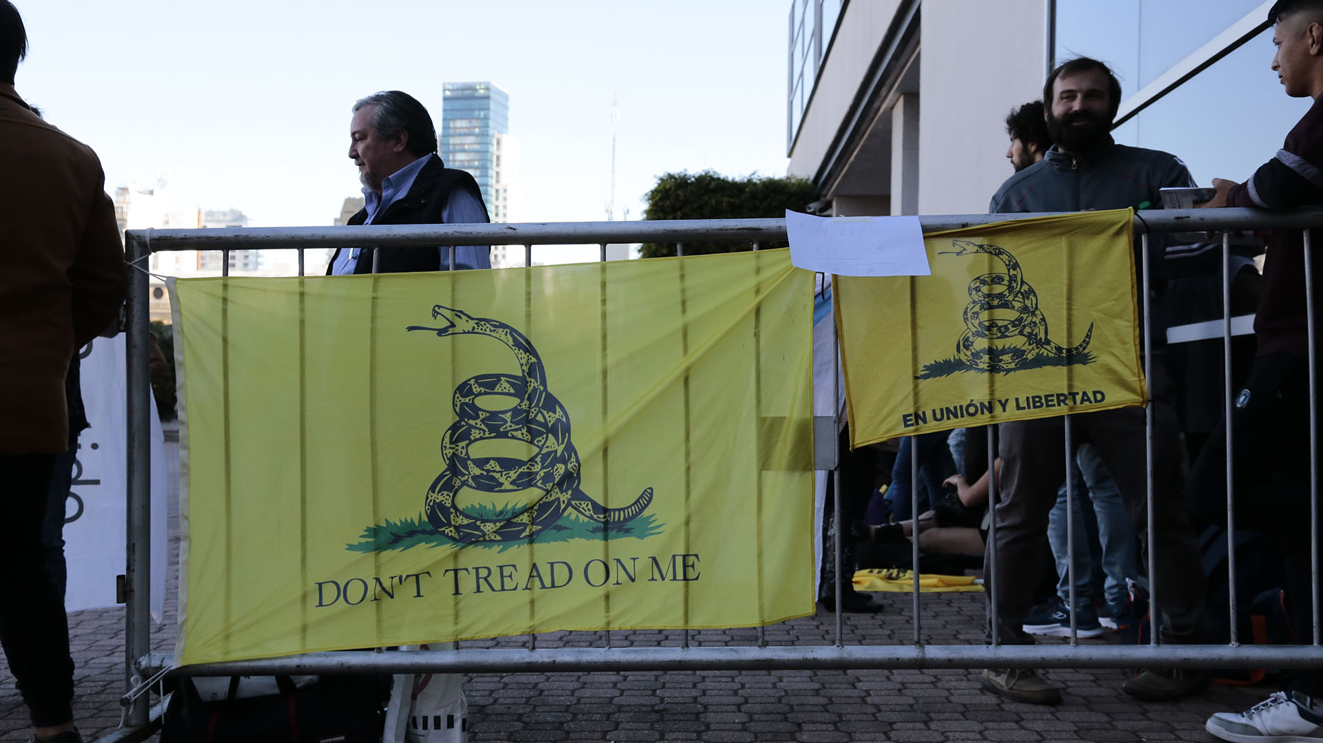 Como en cada una de sus presentaciones, la bandera de Gadsden, un ícono liberal, estuvo presente. / Crédito: Luciano González
