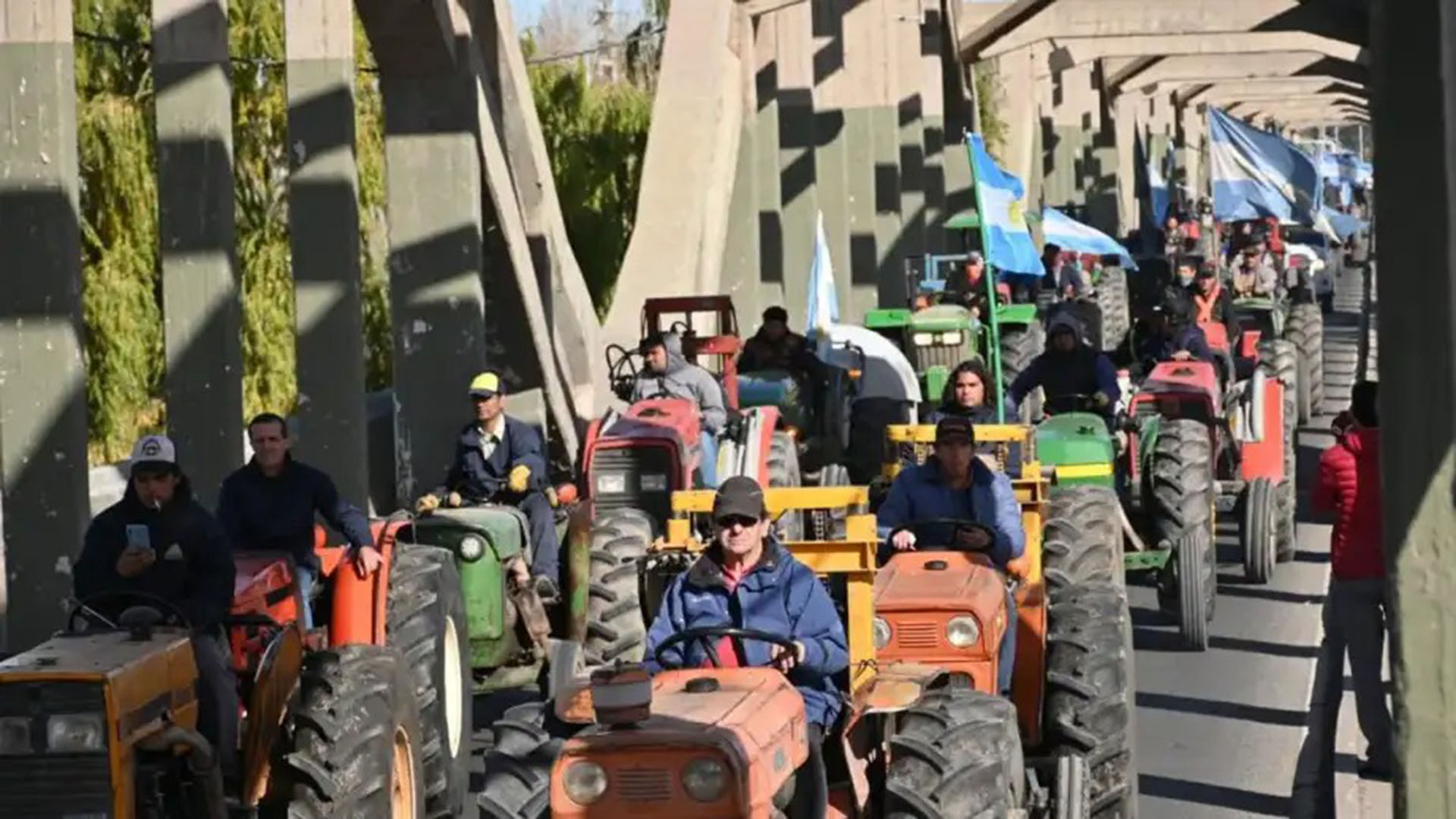 Imágenes del "tractorazo" del martes último en el Comahue
