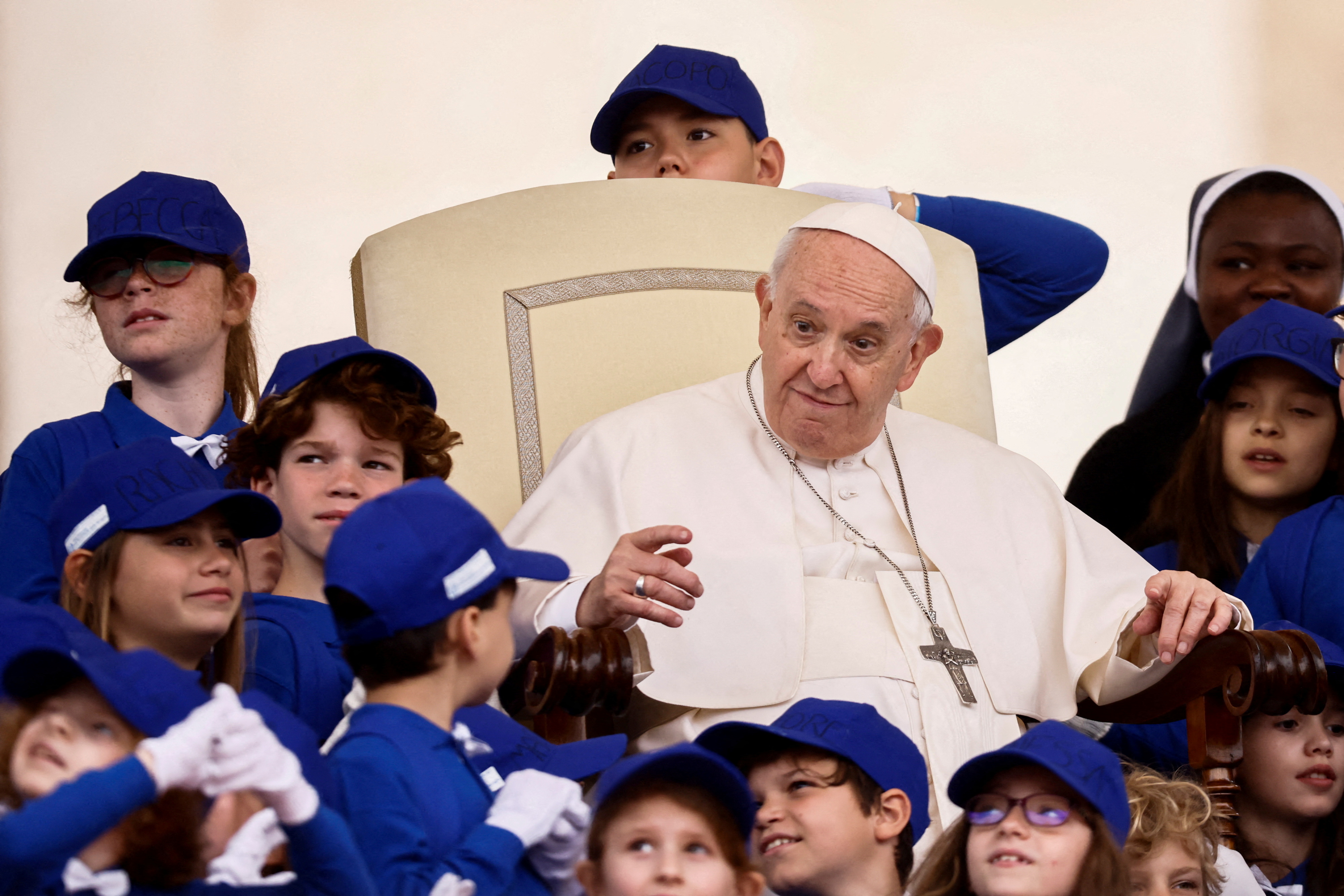 El papa Francisco saluda a unos niños tras la audiencia general semanal en la Plaza de San Pedro del Vaticano, el 4 de mayo de 2022. REUTERS/Yara Nardi