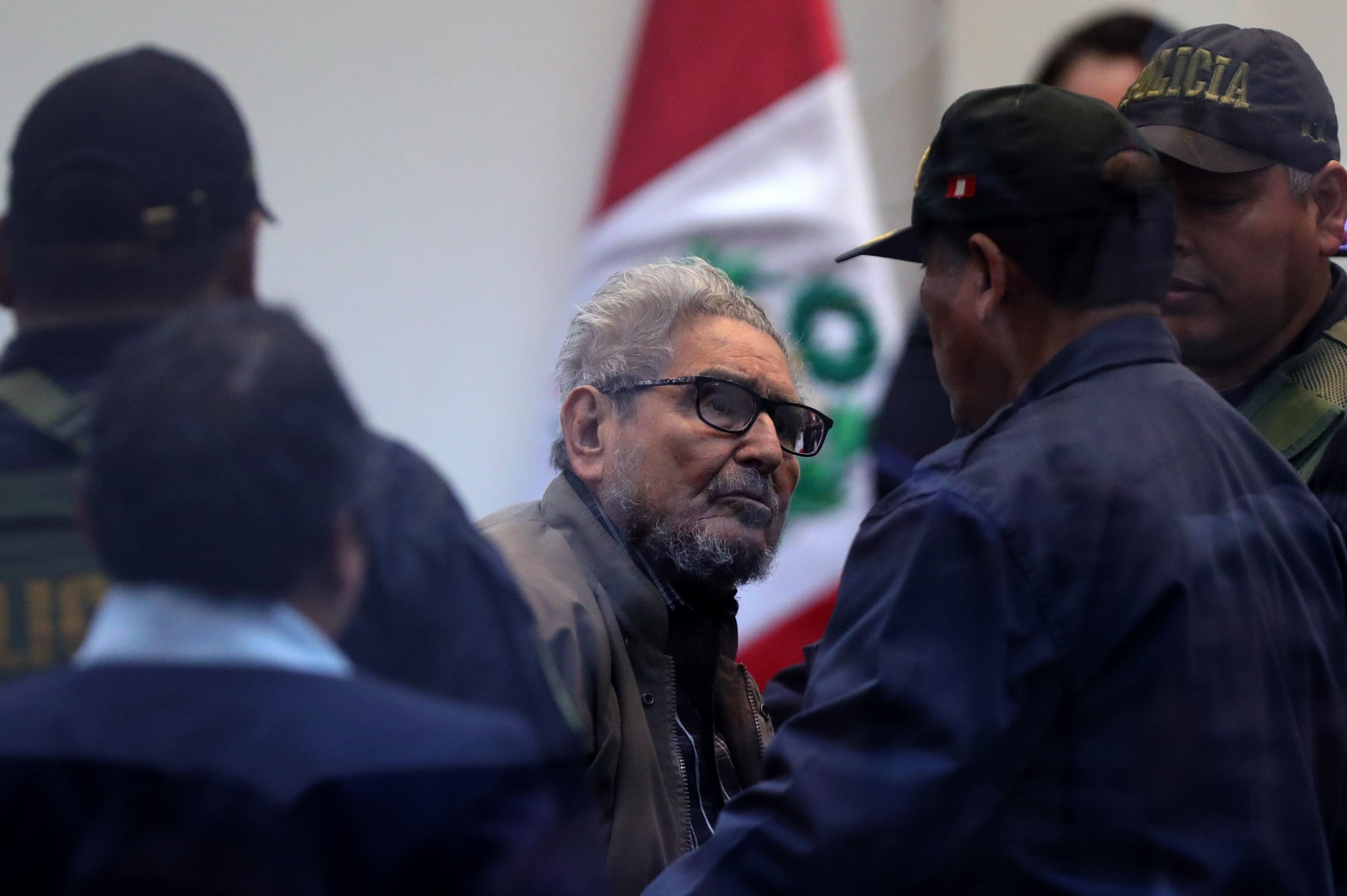 Fotografía de archivo fechada el 11 de septiembre de 2018 que muestra al líder y fundador del grupo terrorista Sendero Luminoso, Abimael Guzmán (c), durante una audiencia en la Base Naval del Callao, en Lima (Perú). EFE/Ernesto Arias