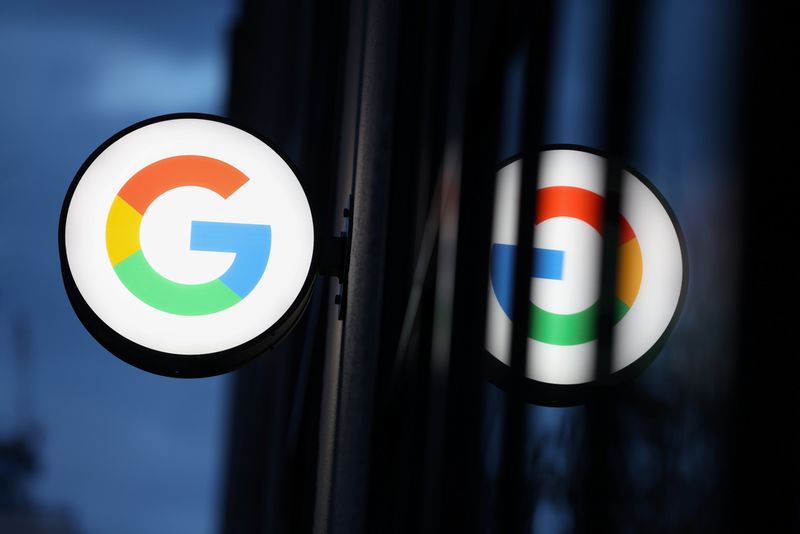 FOTO DE ARCHIVO: El logo de Google se ve en la Google Store Chelsea en Manhattan, Nueva York, Estados Unidos, el 17 de noviembre de 2021. REUTERS/Andrew Kelly/Archivo