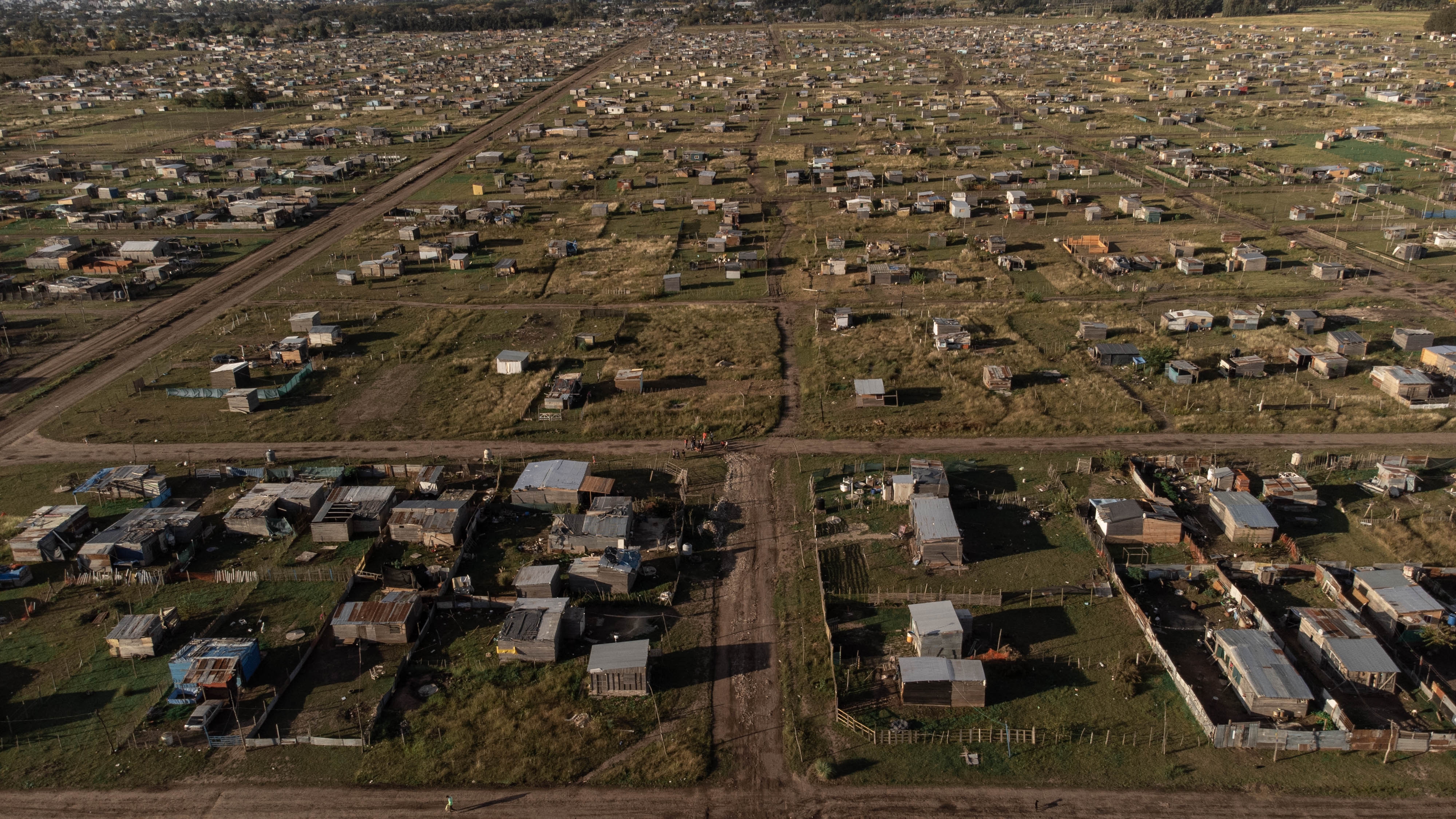 Los populistas usurpan propiedades, deciden jubilaciones, gastos, precios, subsidian, emplean, cargan impuestos, según quién sea, sumiendo a sus pueblos en la desconfianza y pobreza (Franco Fafasuli)