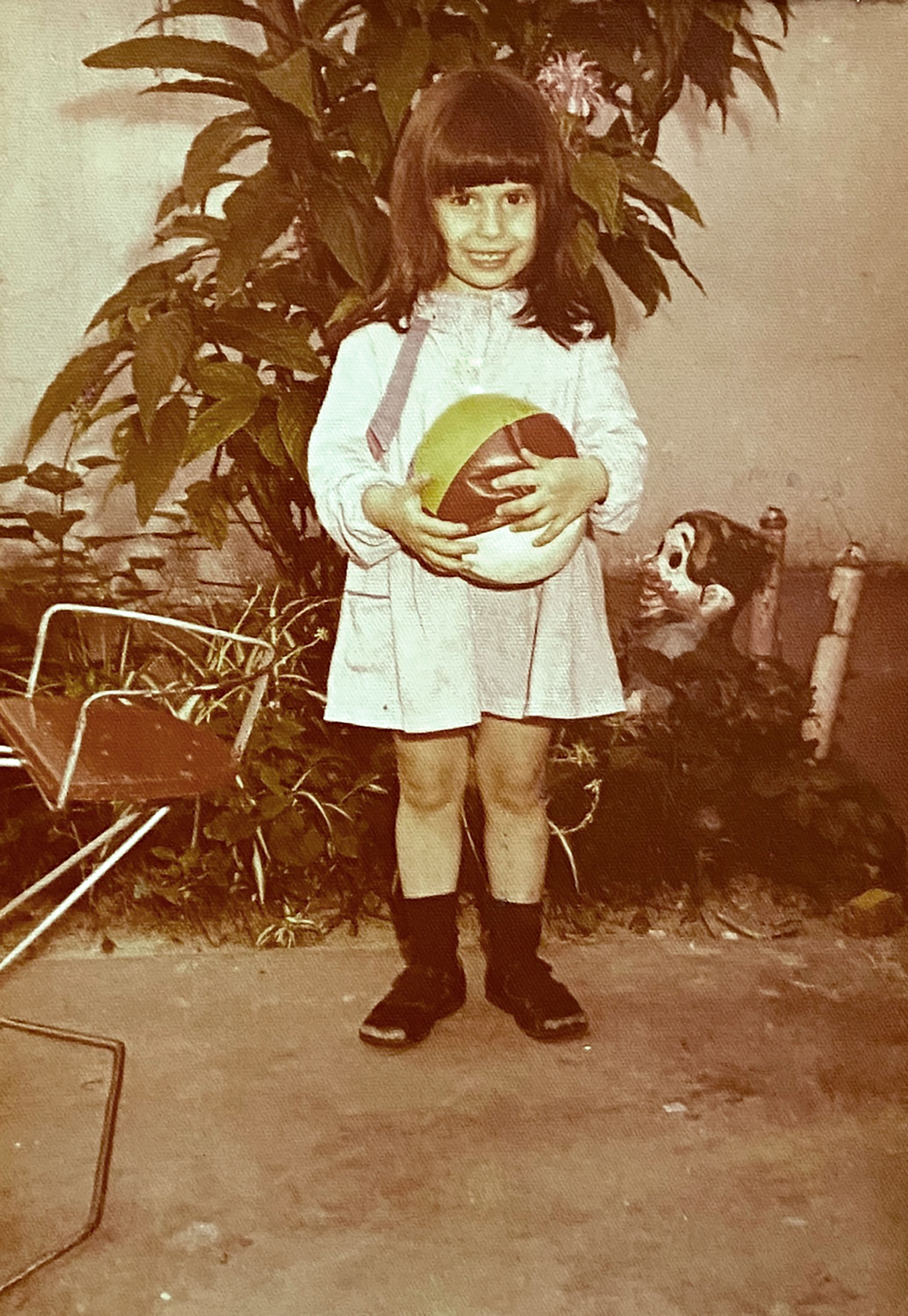 Pasó su infancia en un departamento mínimo de Floresta, dos ambientes en el que vivían cinco