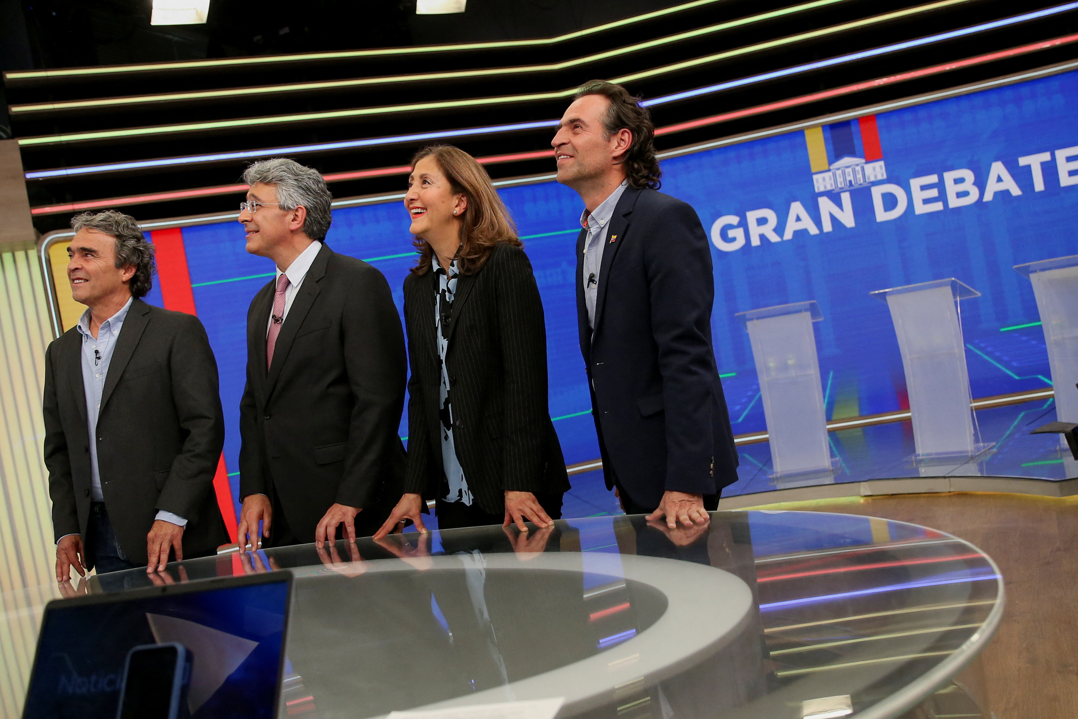 Los candidatos presidenciales colombianos Sergio Fajardo, Enrique Gómez, Ingrid Betancourt y Federico Gutiérrez posan para una foto durante un debate presidencial en la televisión nacional en Bogotá, Colombia, el 21 de marzo de 2022. REUTERS/Luisa González