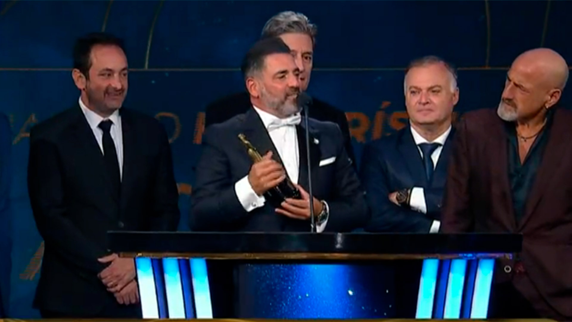 Mariano Iúdica con la estatuilla de Polémica en el bar por ser el mejor programa humorístico